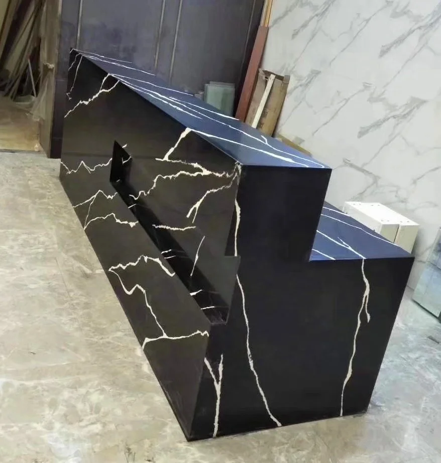 Собранный кварцевый стол ресепшн macostone I shape