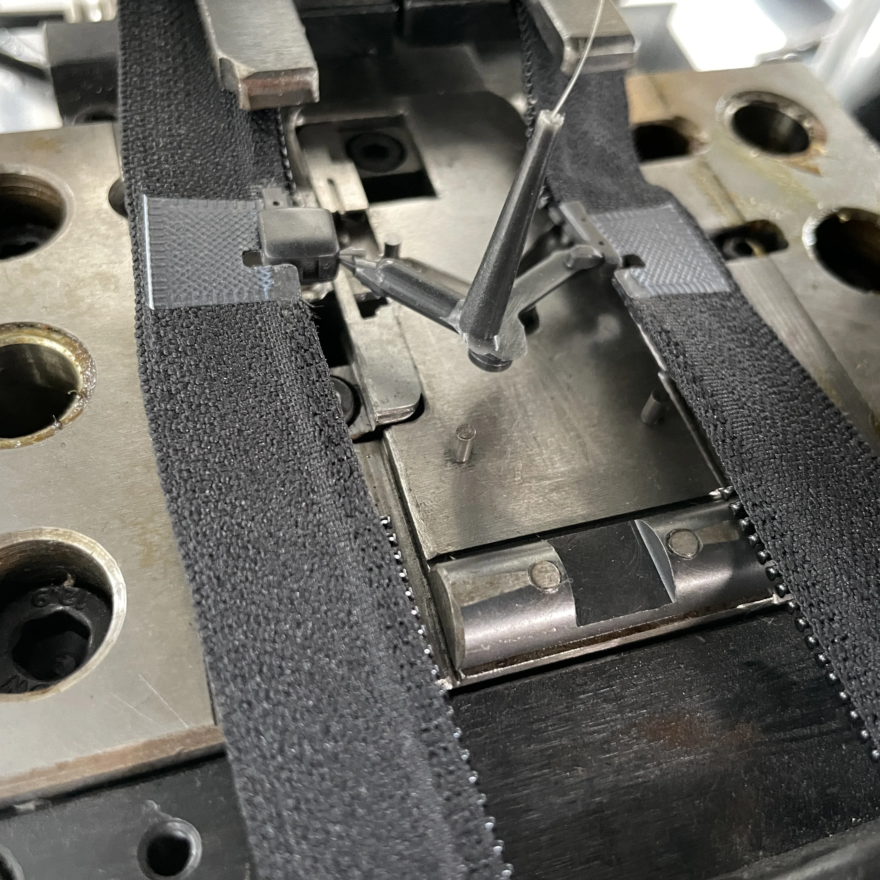 automatic Electrical 2 in 1 Nylon zipper pin box injection and zipper joining machine