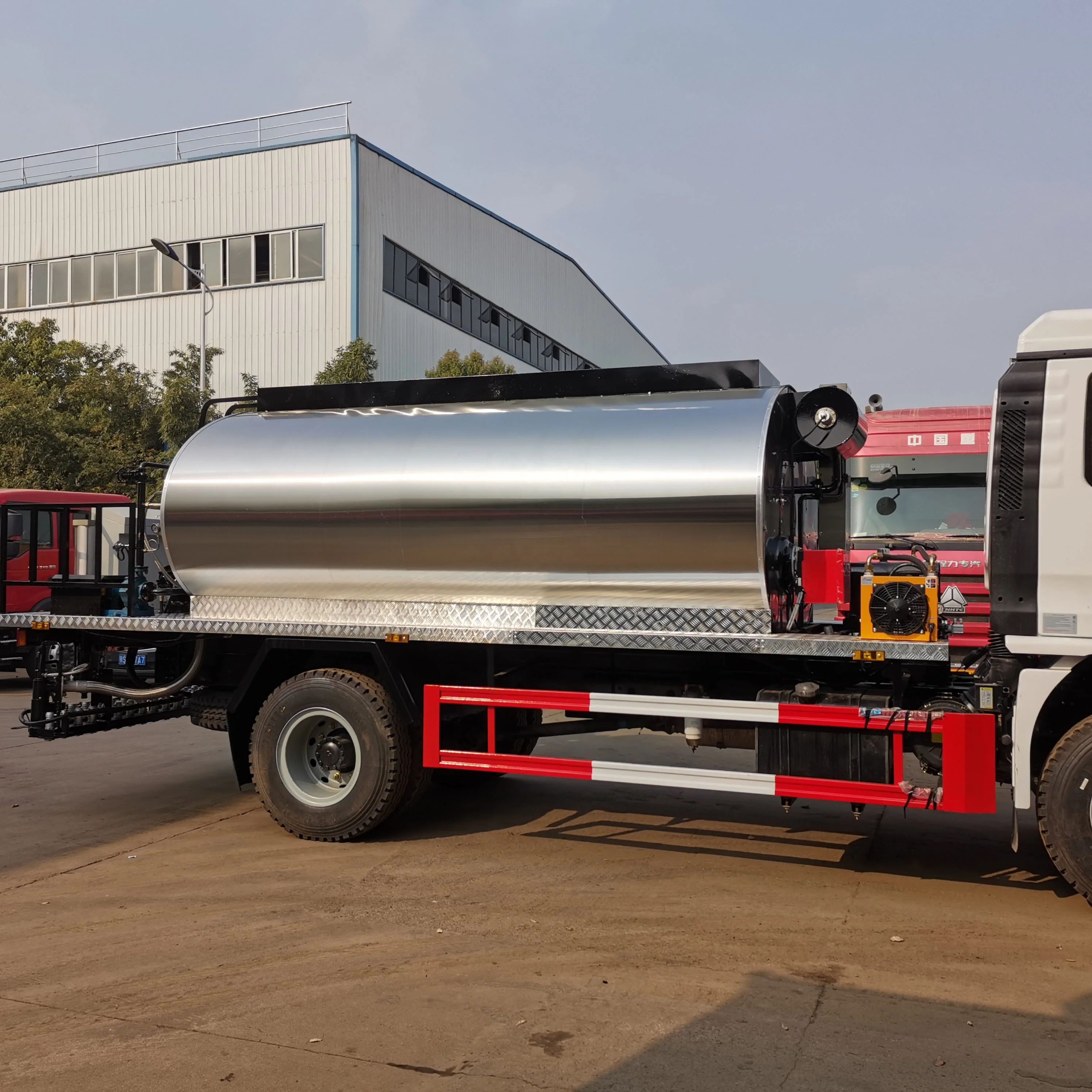 Hot sale Shacman L3000 8 tons to 10 tons Euro5 245hp Asphalt Truck Manufacturer asphalt Bitumen Sprayer Truck