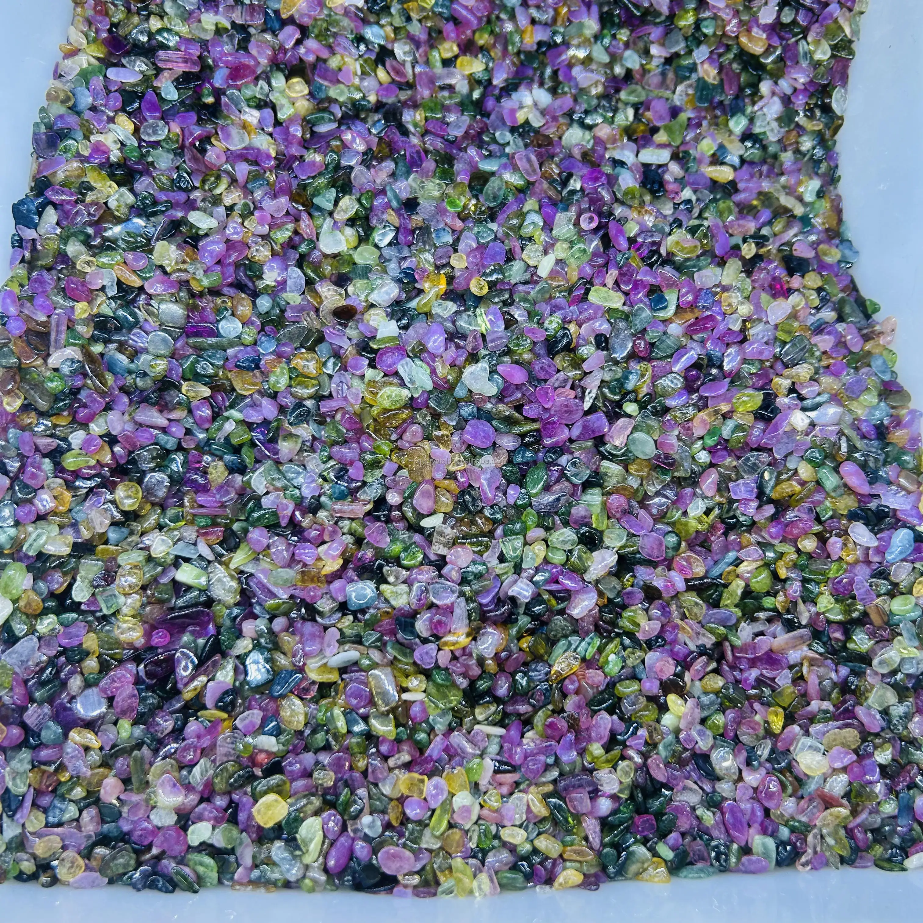 Оптовая продажа высококачественных натуральных красочных турмалиновых чипов лечебный кварцевый гравий Reiki для украшения комнаты