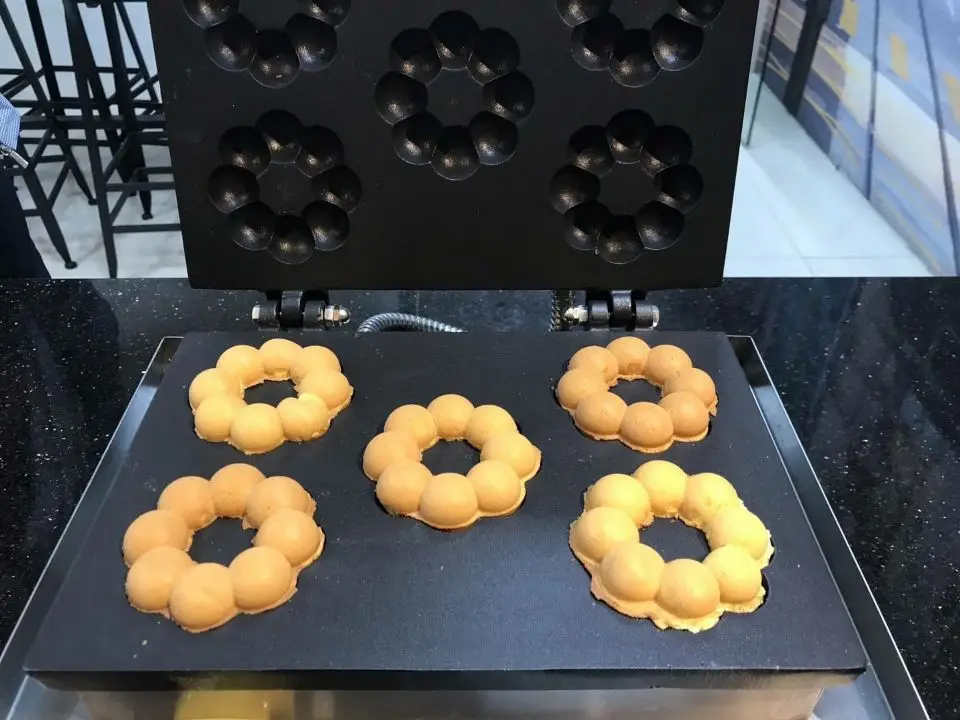Good quality with CE 110V/220V 5 pcs Plum Blossom Sweet donuts making machine Donut Maker