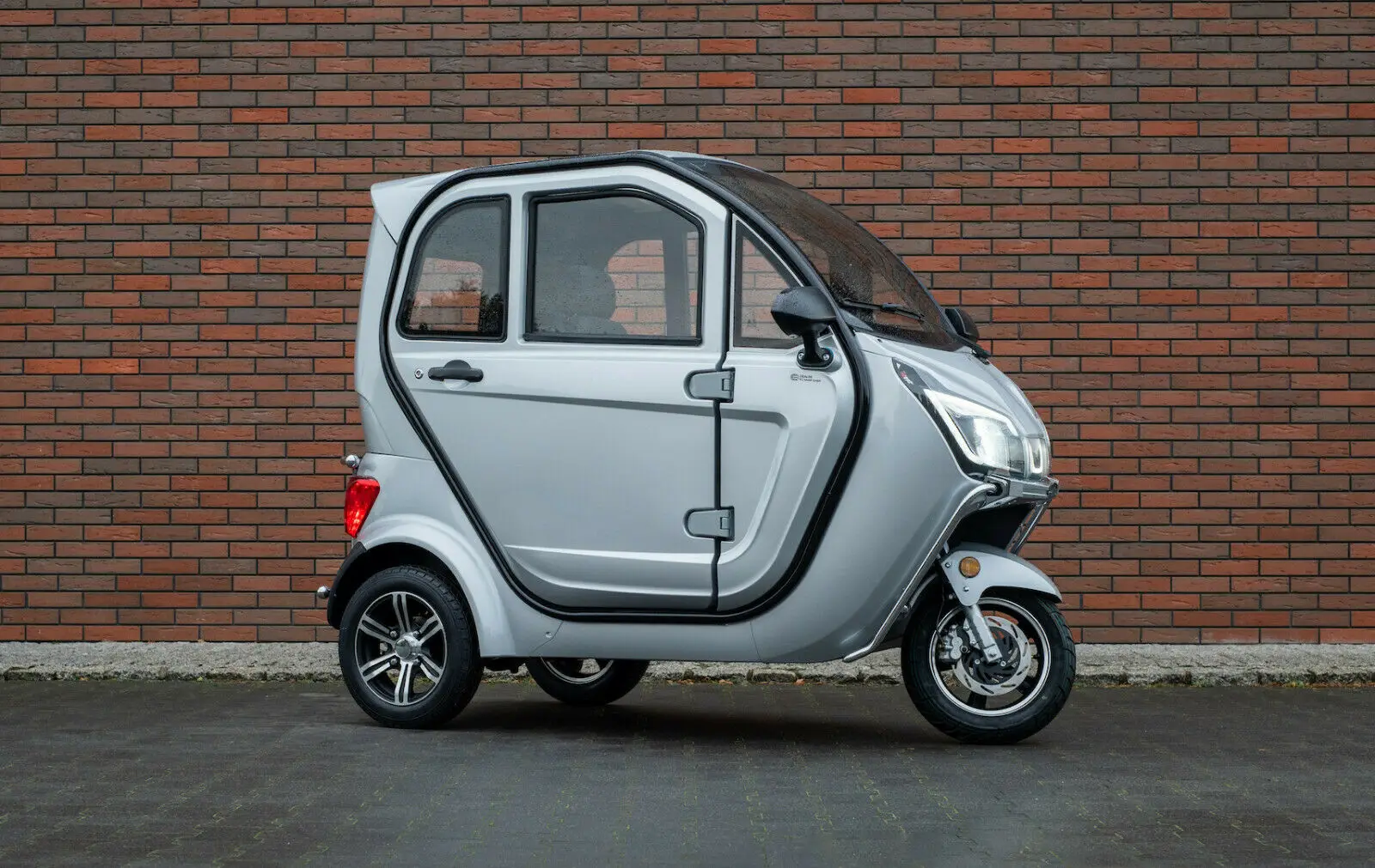 SX-UM2 Лидер продаж большие роскошные кабины пространство полная кабина закрытые 3 Wheeler управления стеклоподъемником инвалидов трехколесный мотоцикл для взрослых