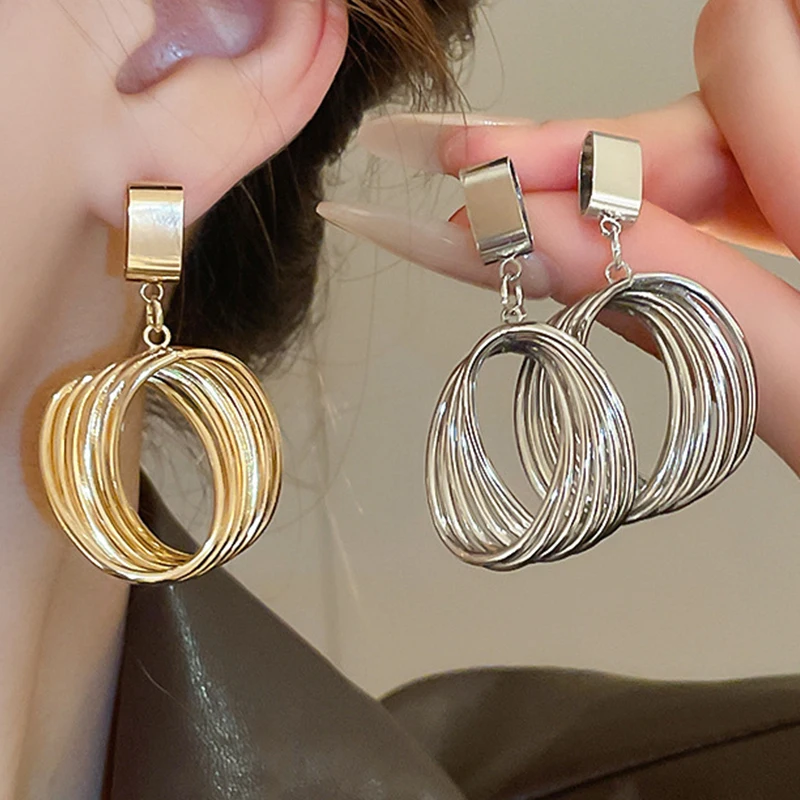 Metal twisted circle earrings designed for women in Europe and America fashionable and elegant earrings