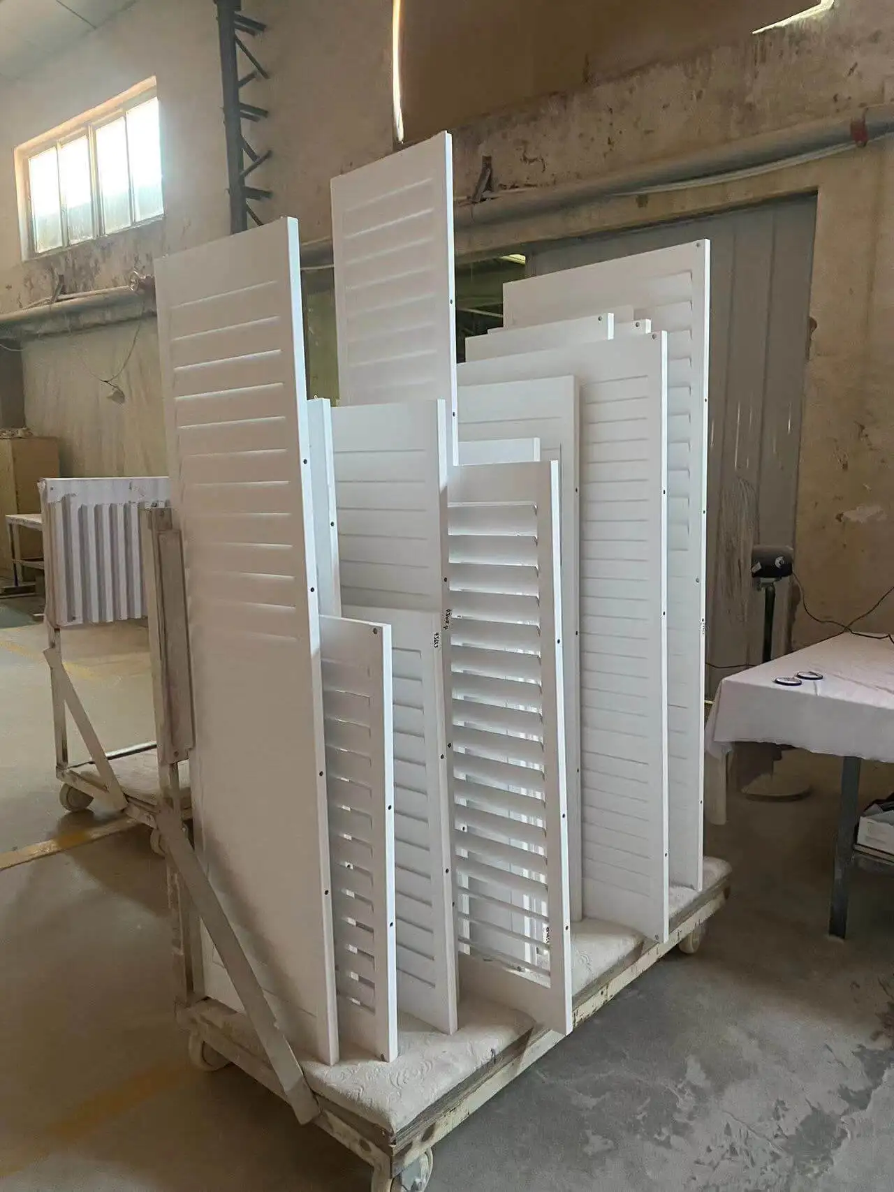 Premium Classic Horizontal Basswood Steel Louvre Shutter Modern Exterior Wood Window Shutters Made Glass Wood Wooden Shutter