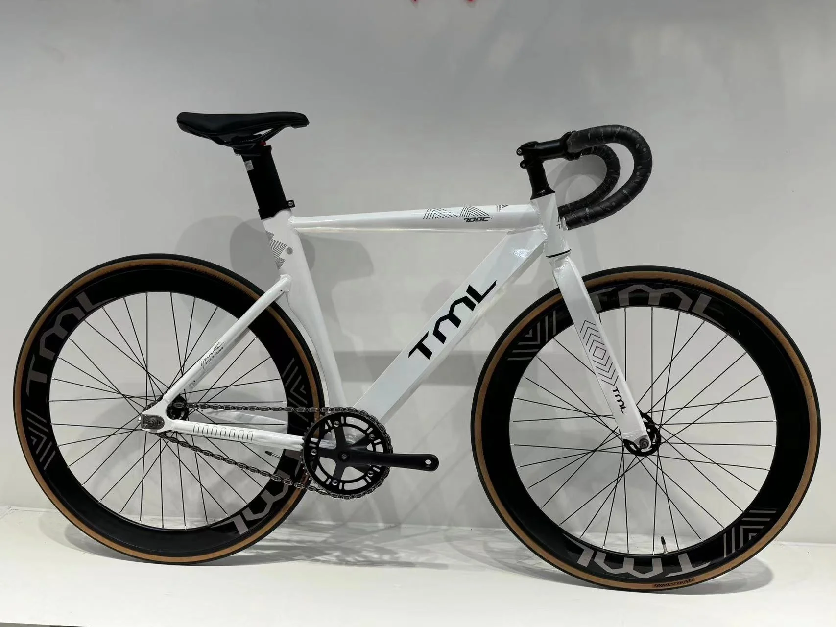 Factory Sale Single Speed Black White Yellow Aluminum Alloy 700C Fixed Gear Bike bicycle.