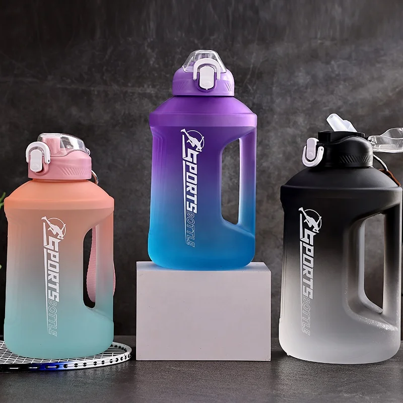 Custom Logo Water Bottles Gym Water Bottles Sports Mugs Plastic Water Bottles with Flip Lids Custom Hand Straps gallon jug
