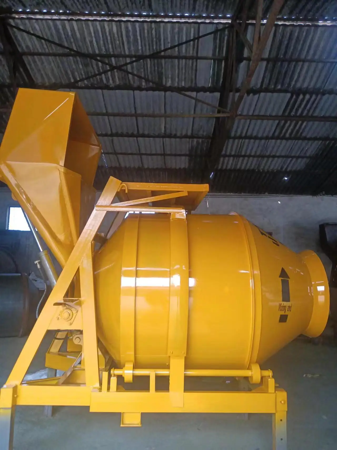 Hot Sale Small Diesel Concrete Mixer  High Efficiency Self  Lift Concrete Mixer Diesel Self Loading Cement Mixing Machine