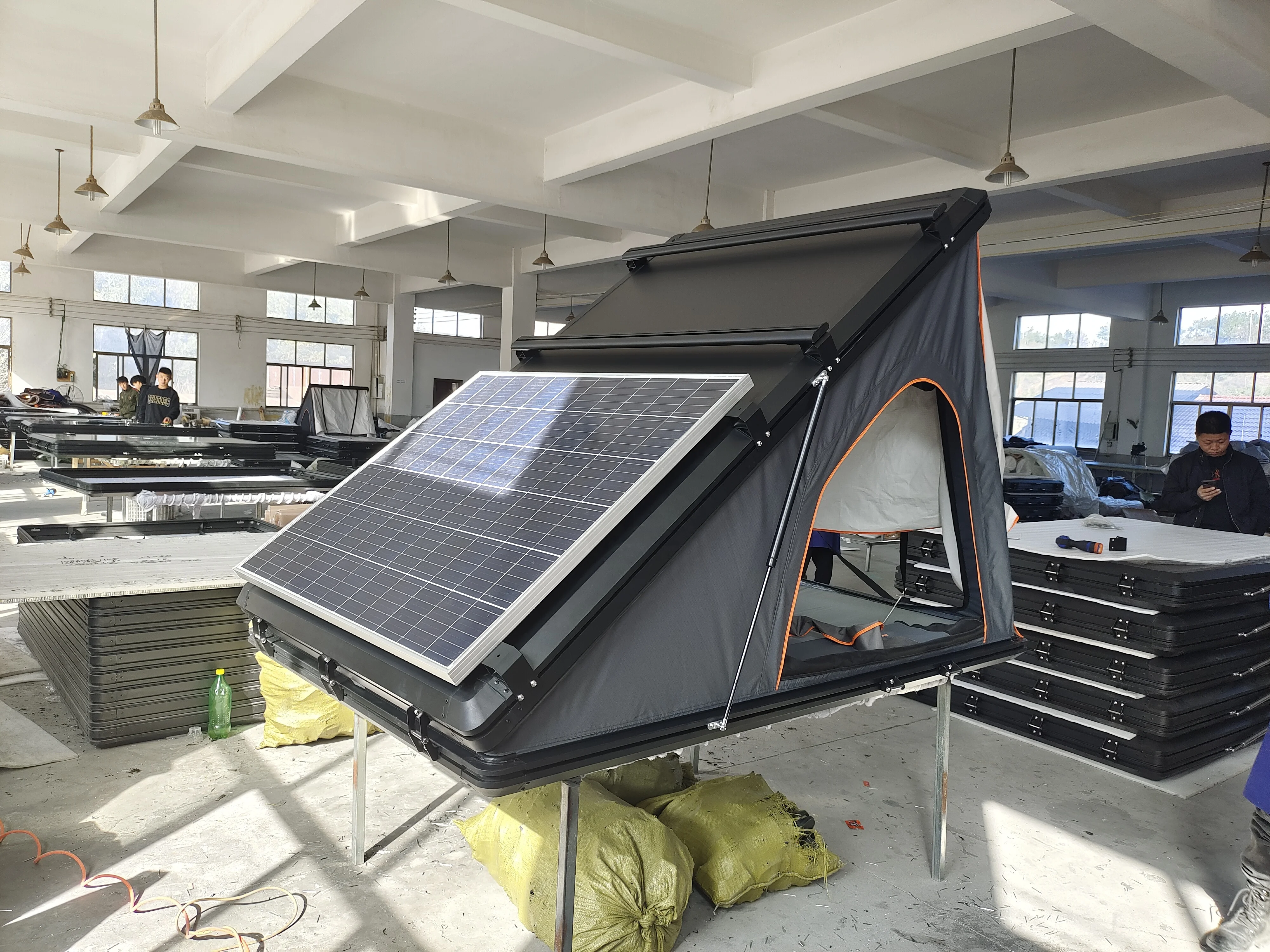 Self driving adventure rest roof tent aluminum alloy shell with crossbar solar panel can be added triangular roof tent