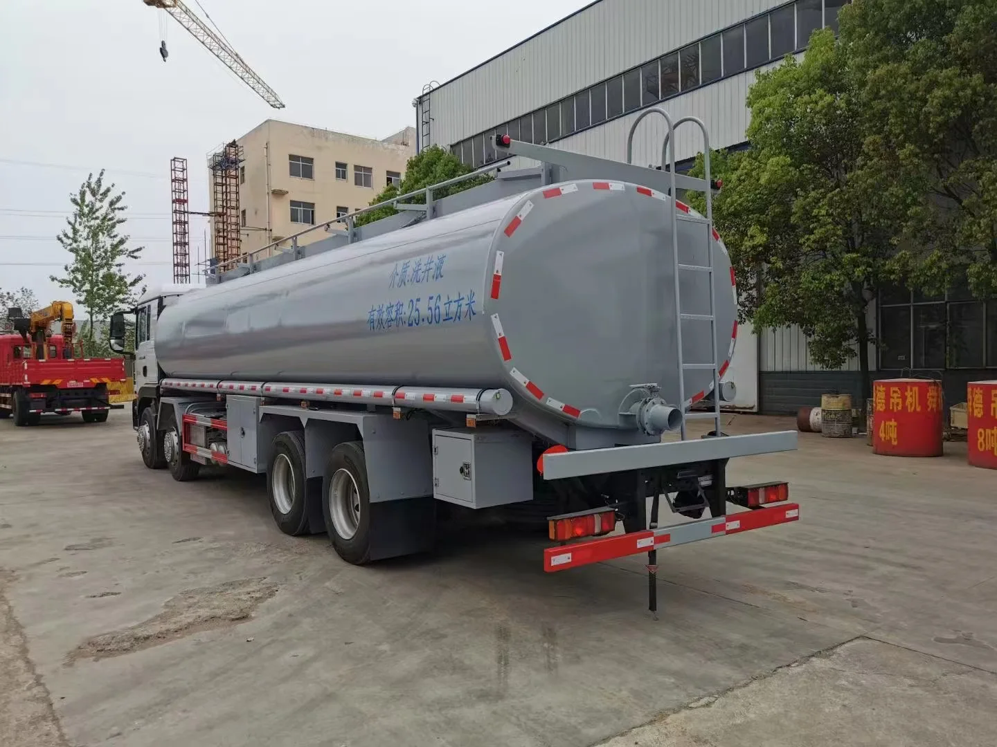 HOWO Sinotruk 6x4 8x4 20 28cbm 20000 Liters 6000 Gallon 400hp Fuel Dispenser Tank Truck Used Oil Fuel Tank truck