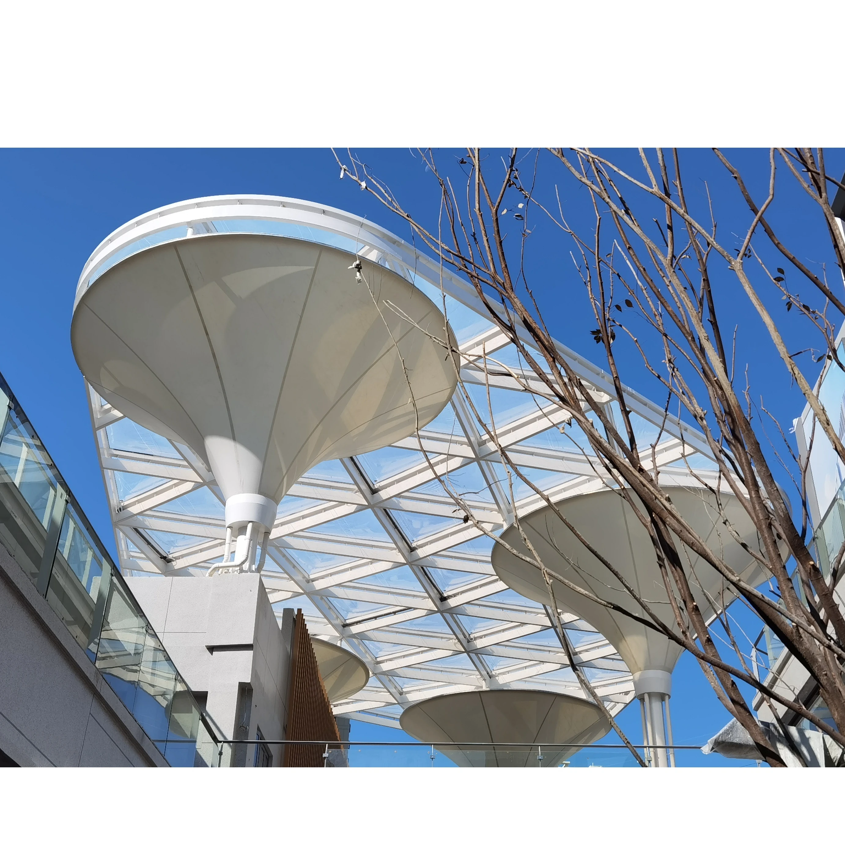 Легкая долговечная воздушная подушка ETFE и ПТФЭ коническая форма космическая стальная конструкция затененная навес палатка дизайн и установка