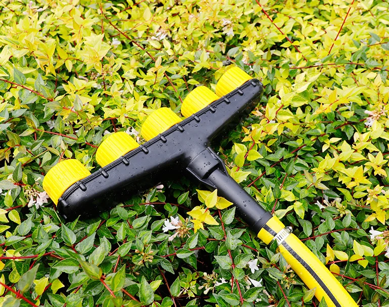 sprinkler spray 4 nozzlea porous spray head to water the vegetable garden watering the flowers