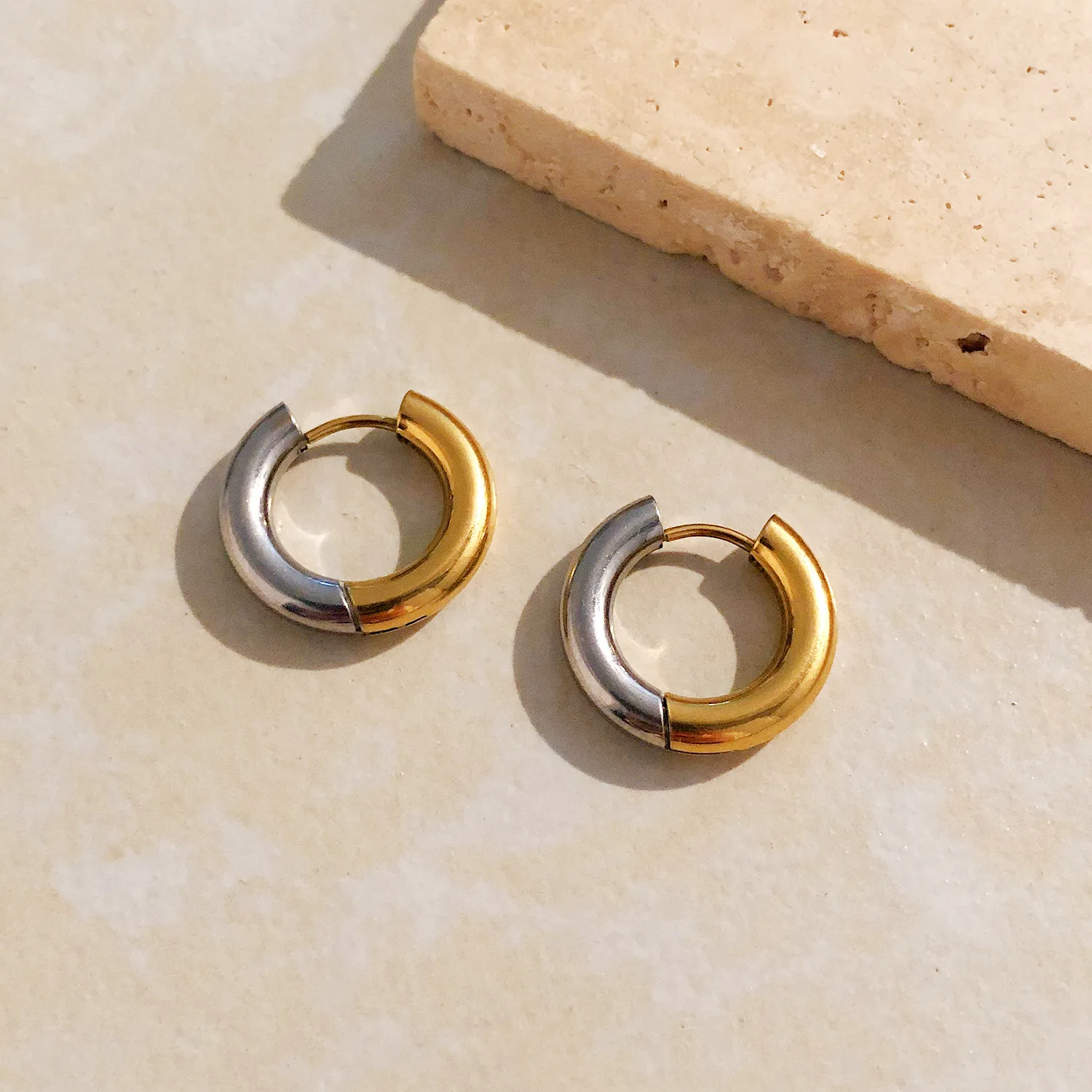 Wholesale fashion Jewelry two tone hoops earrings 18k gold plated stainless steel huggie earring with loop