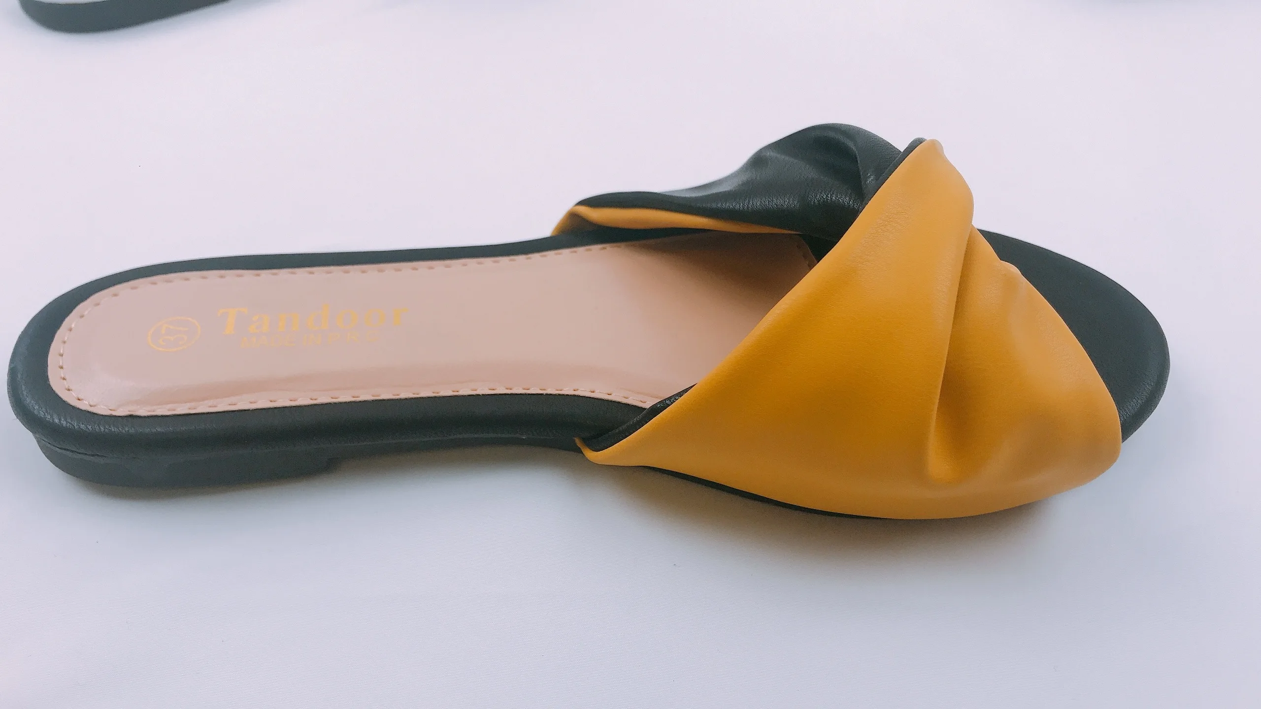 Factory direct sales of a large number of spot female sandals slippers flat shoes sandals