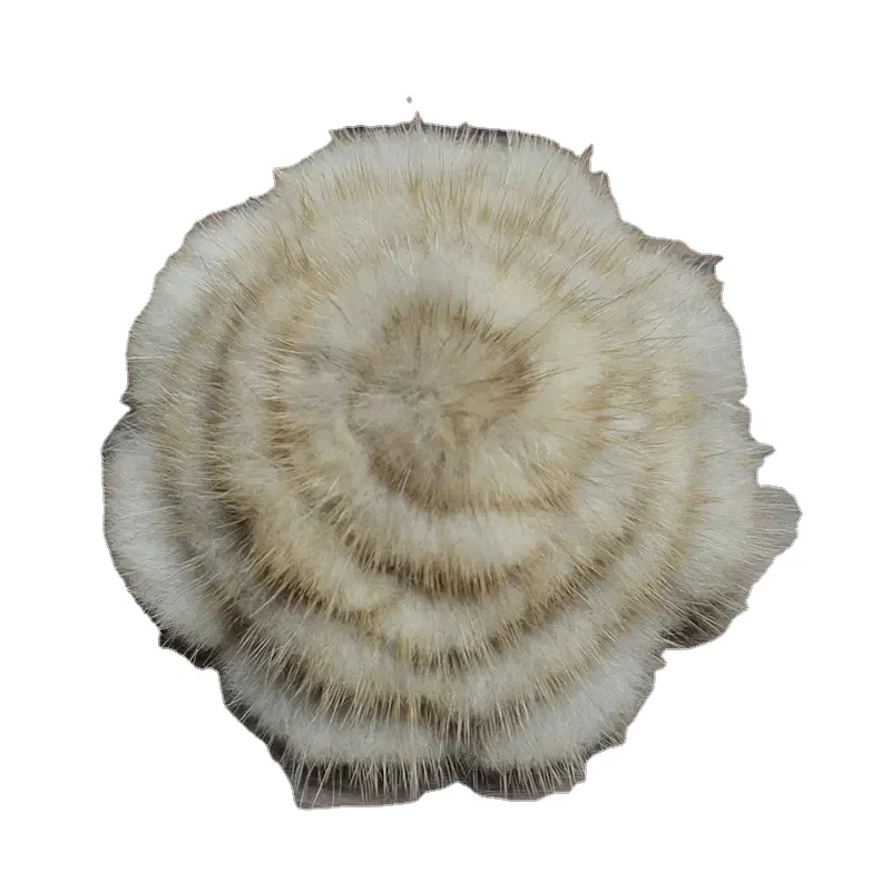 Женская брошь из меха норки