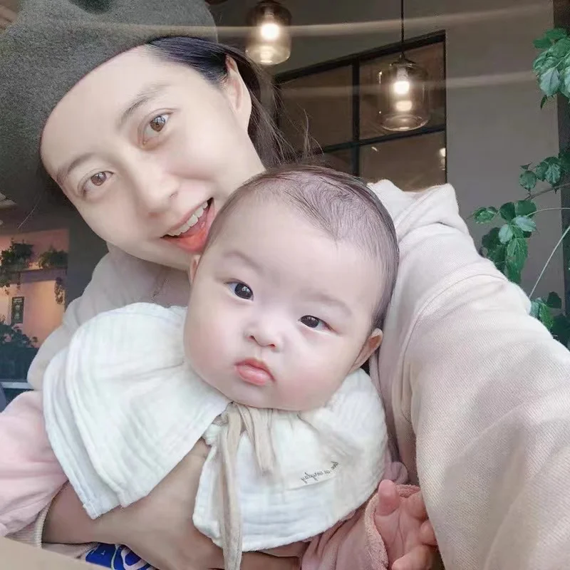 Amazon Hot Selling  Ins Style Baby Bibs 100% Organic Cotton Muslin Baby Bandana Bibs