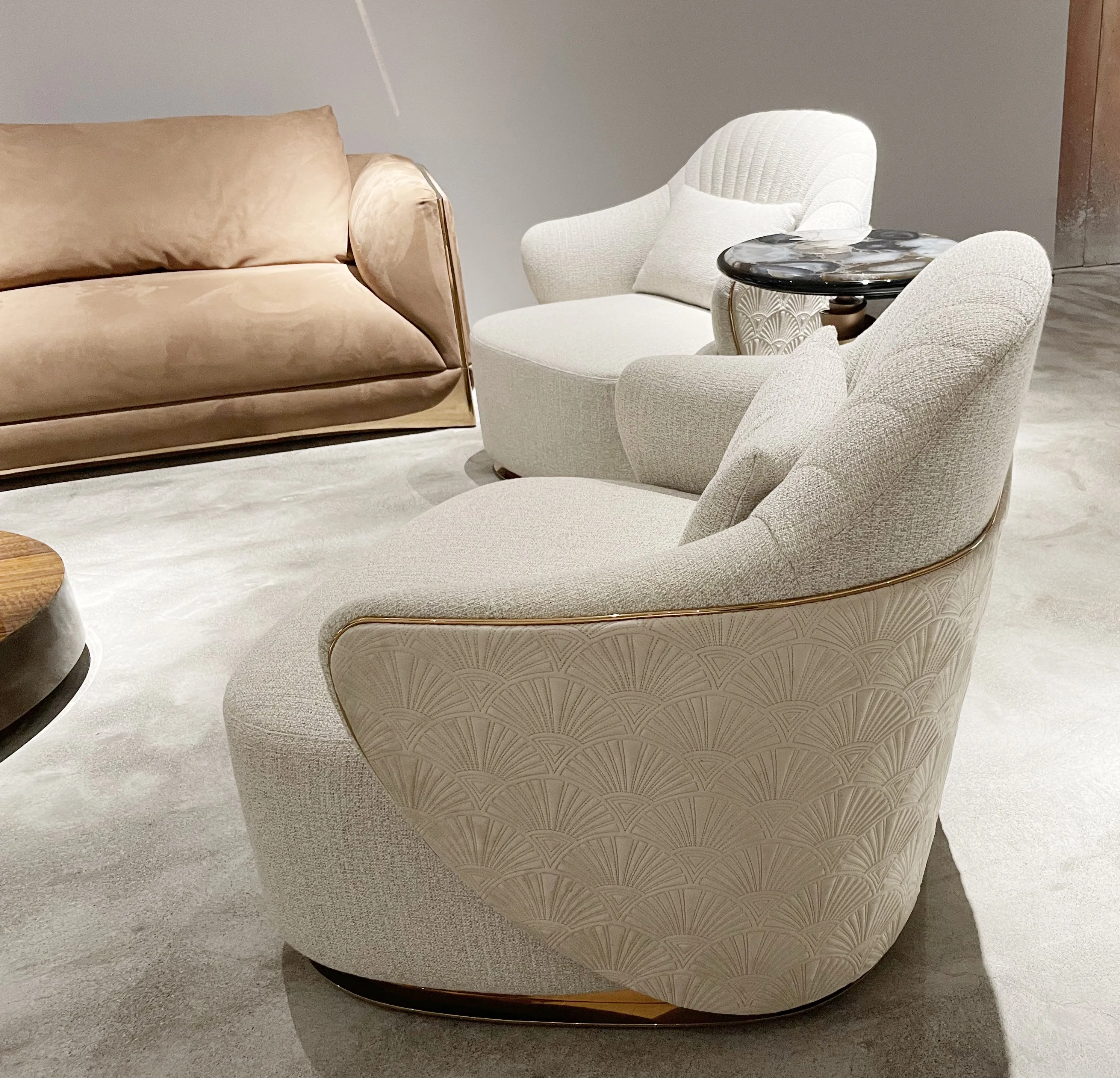 LEFANTE Mansion Furniture_стальное верхнее бархатное кресло с металлической отделкой лепестками на спинке