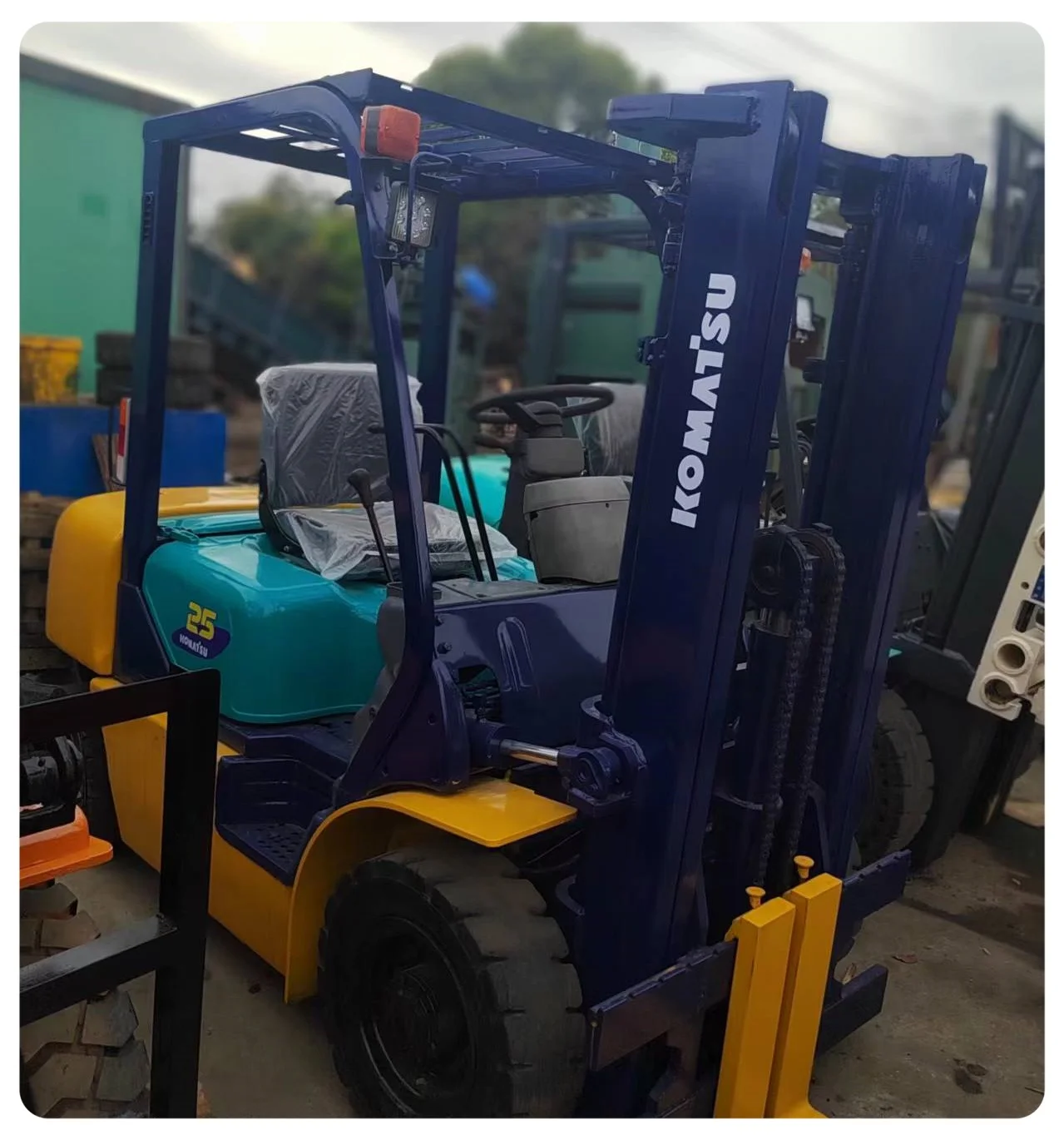Подержанный японский вилочный погрузчик Komatsu 2 5 тонны с боковым сдвигом хорошее состояние для продажи сделано в Японии