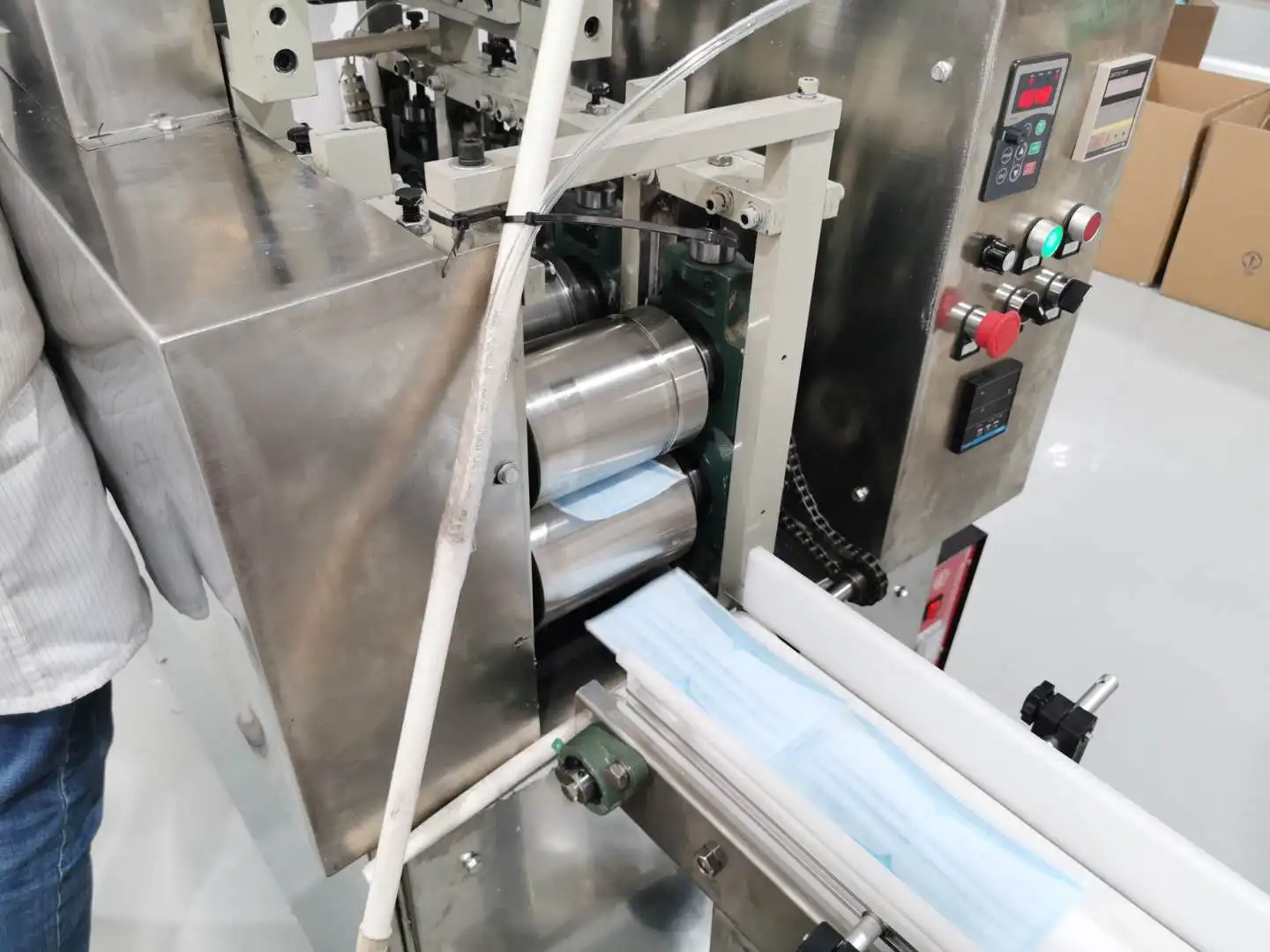 Дешевая заводская цена, машина для изготовления пластиковых фартуков