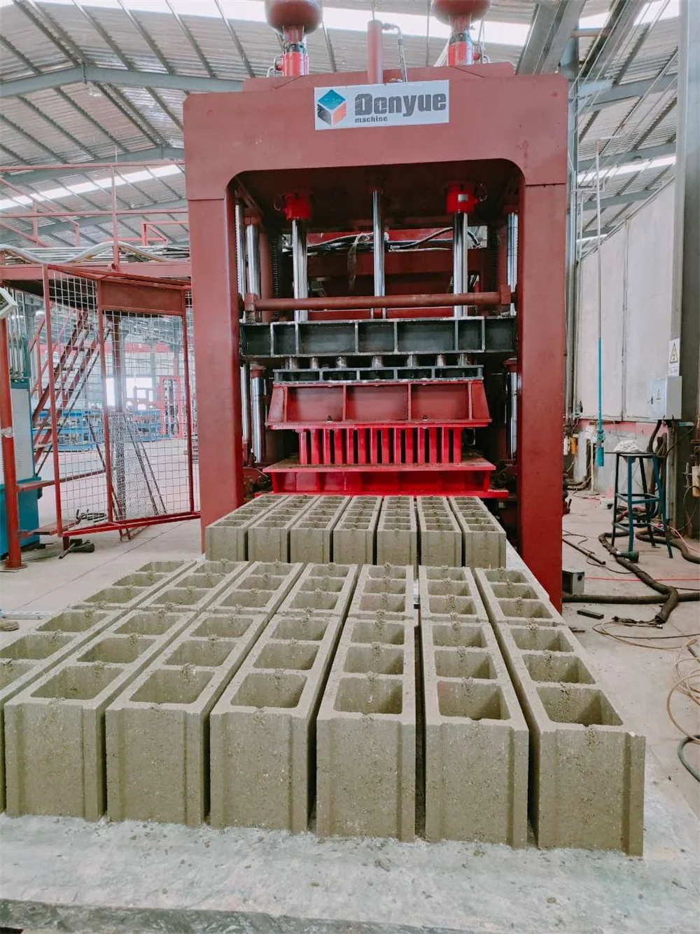 Qt18-15 High Capacity Concrete Block Making Machine Brick Palletizer Bricks Making Machine Block Cuber