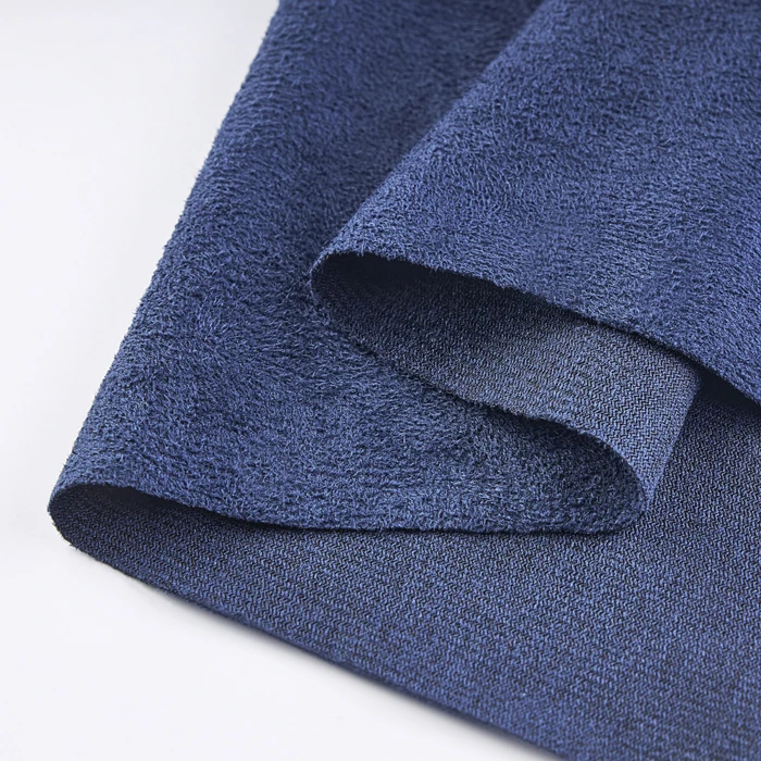 Односторонний внешняя часть изготовлена из микрофибры замши ширина 145 см хорошая эластичная в двух направлениях 230-250gsm