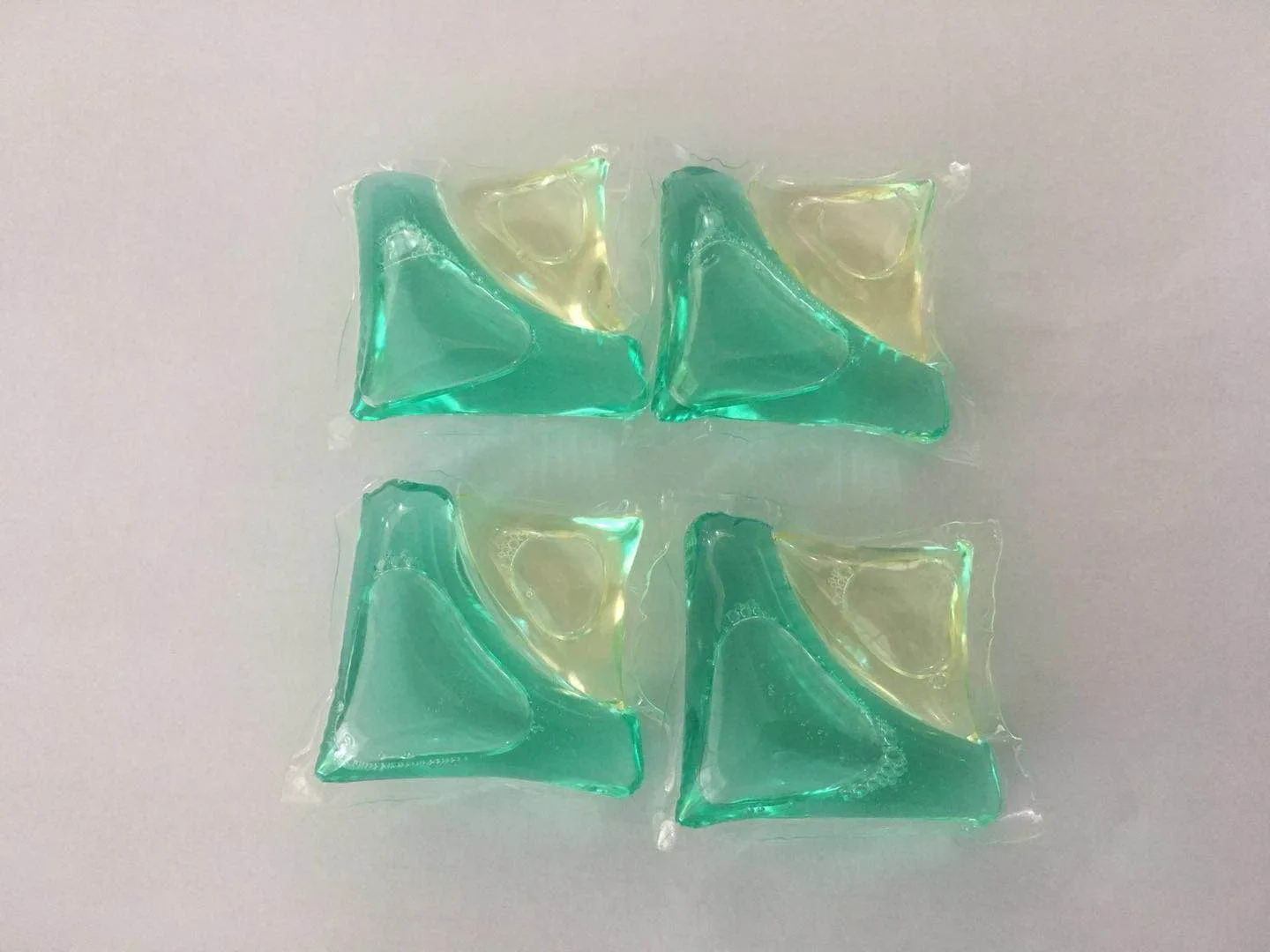 Капсулы для стирки с низким содержанием пены, жидкое моющее средство