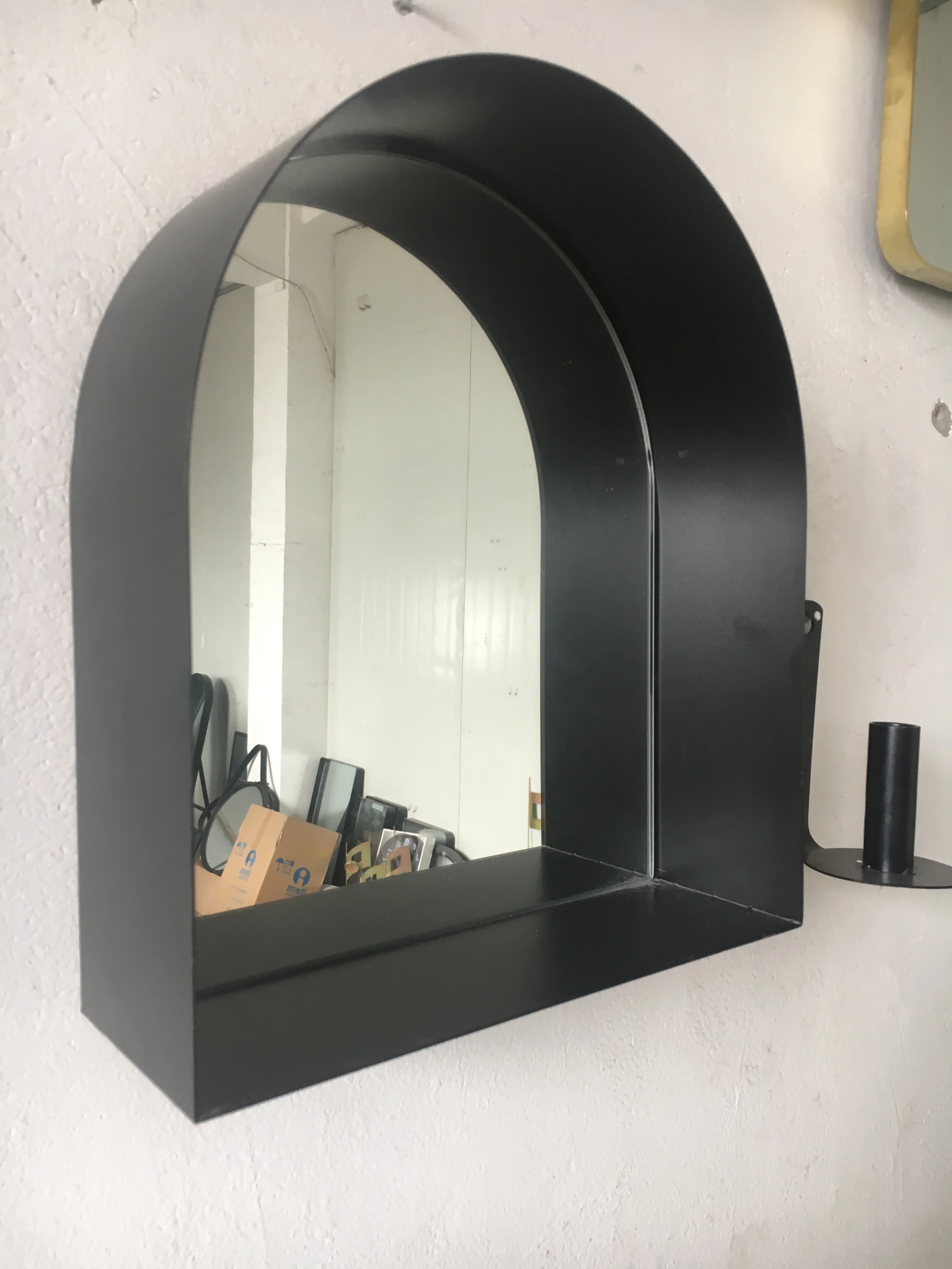 China decorative round black metal wall mirror shelf espejo para sala
