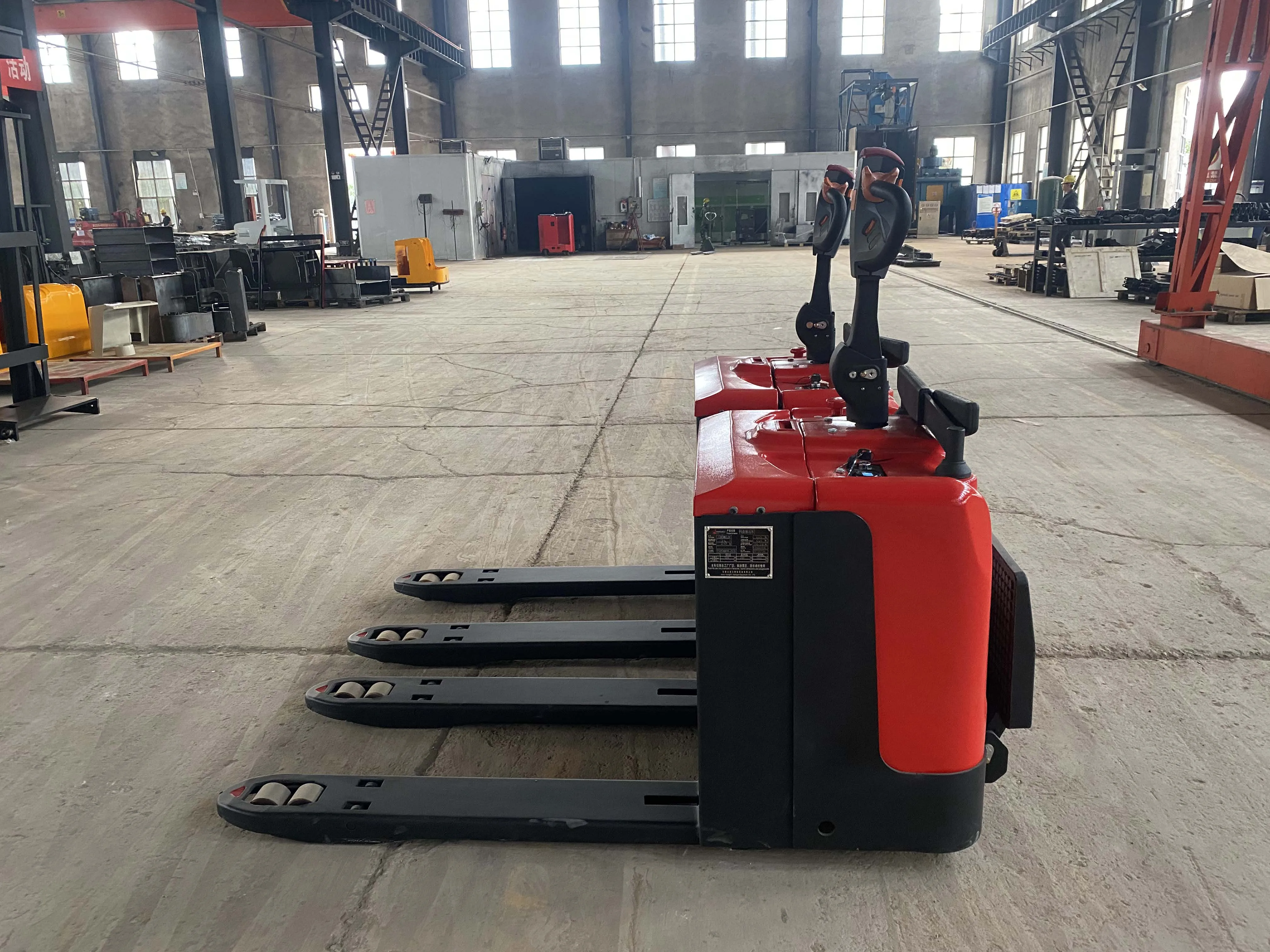 Диапазон нагрузки от 1 до 5 тонн, Электрический вилочный погрузчик, используемый в различных отраслях промышленности