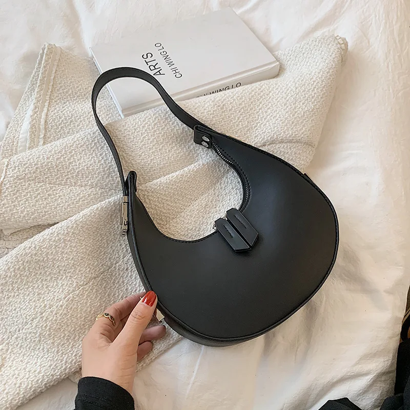 Simple and fashionable crescent saddle bag 2022 popular new summer foreign style ins shoulder underarm bag