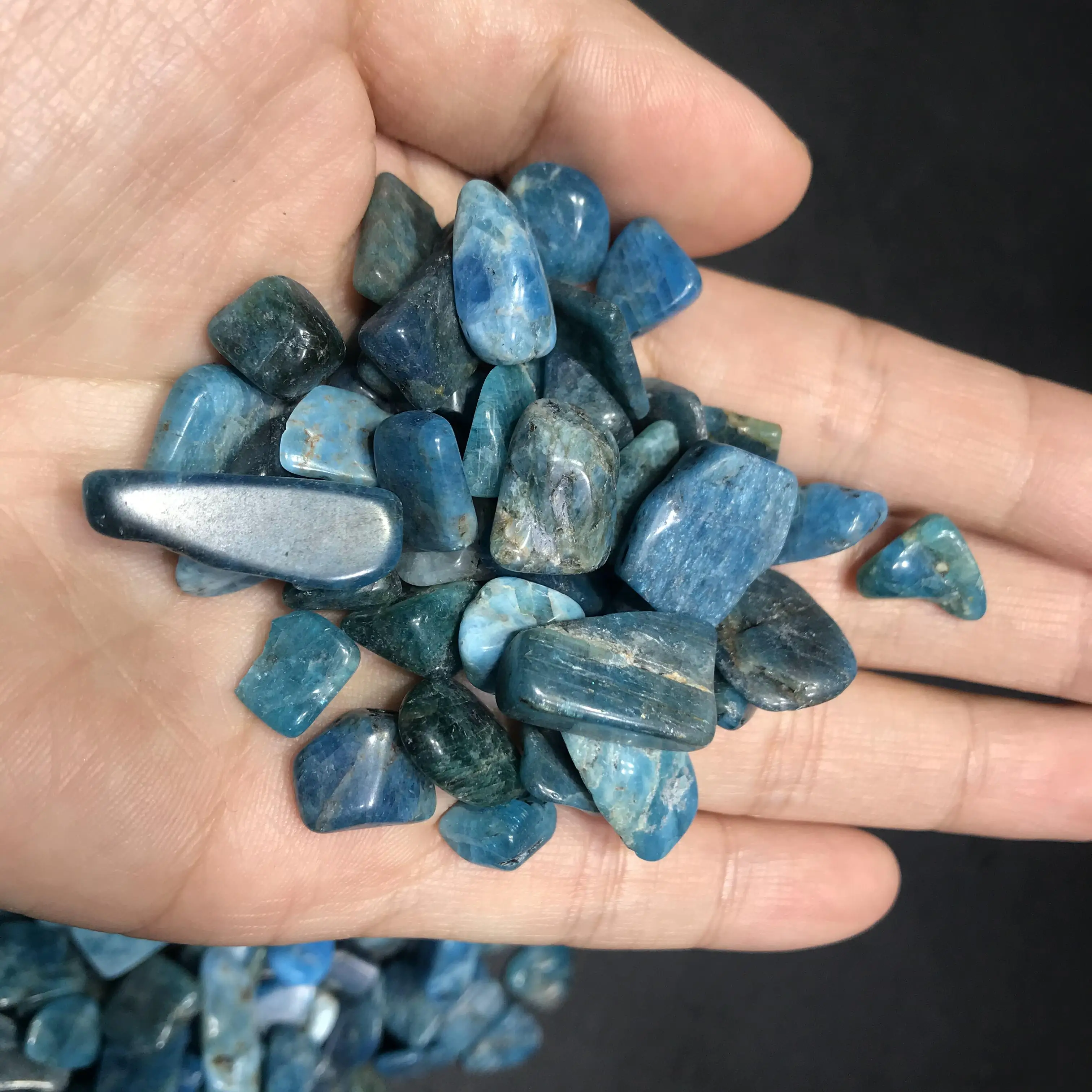 Wholesale natural blue apatite tumbled stones gemstone crushed stone crystal chips for home decor