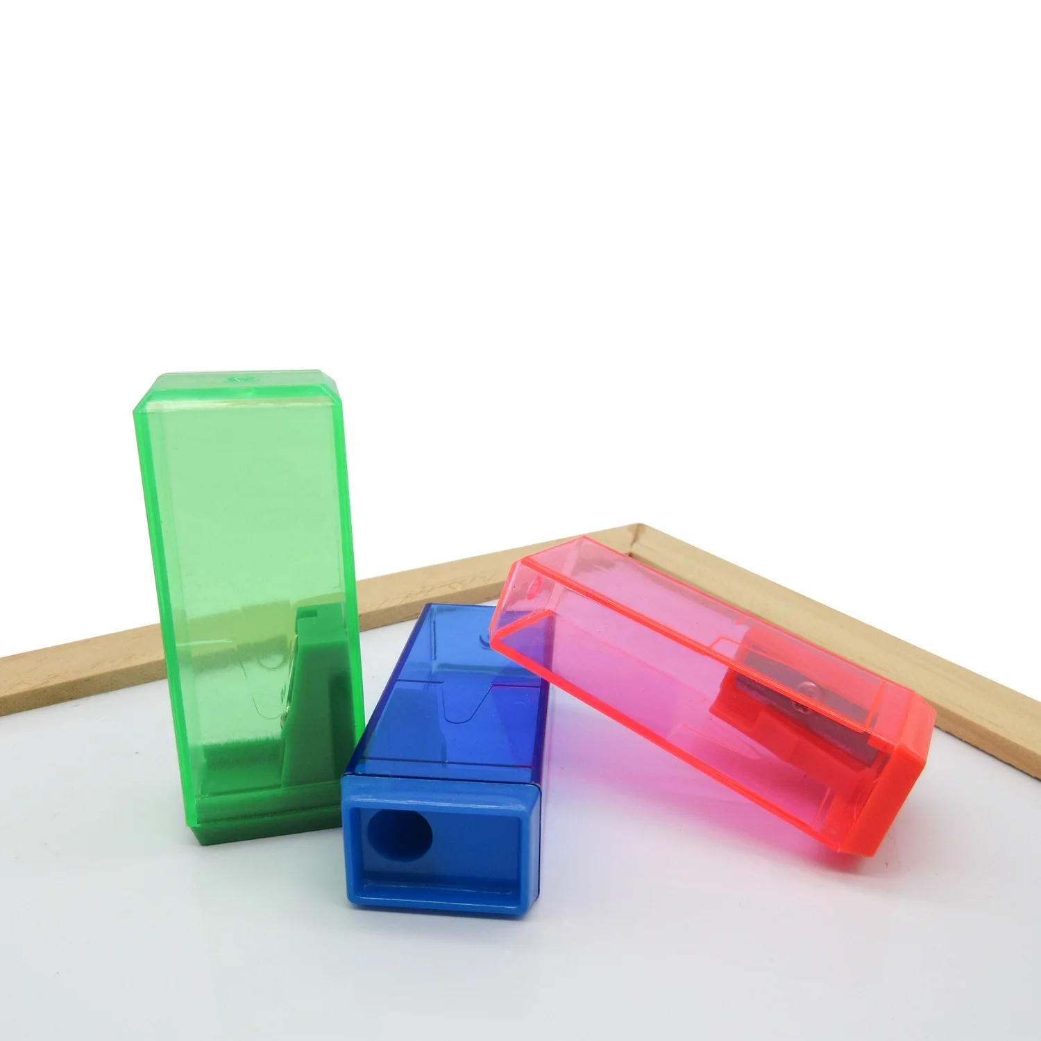 Оптовая продажа недорогая стандартная индивидуальная точилка для карандашей с одним отверстием квадратная пластиковая портативная