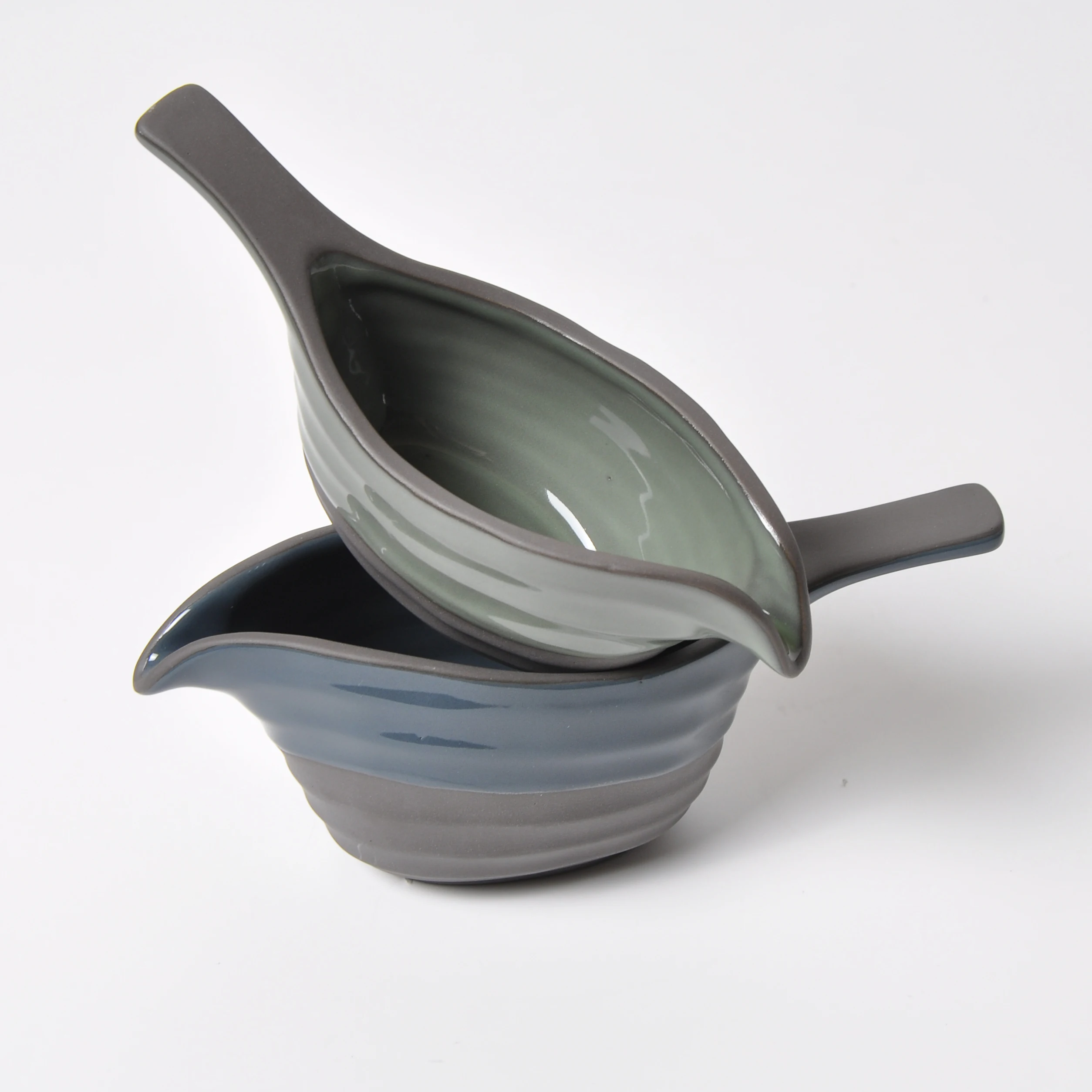 
Unique High Quality Colored Clay Reactive Glaze Glossy Color Bird Shaped Embossed Stripe Ceramic Gravy Boat 
