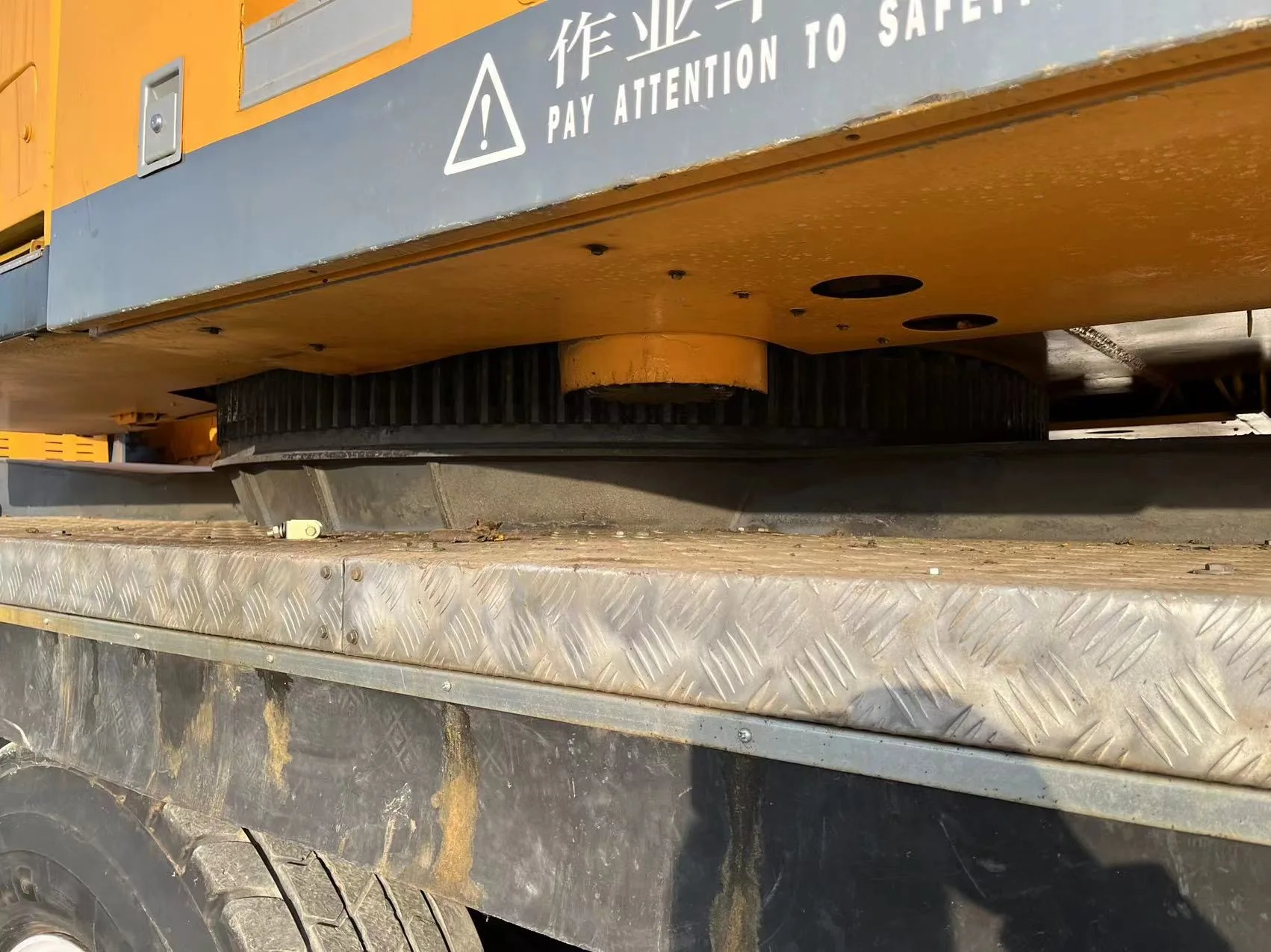 Factory direct sale 130 ton truck with crane Pickup Hydraulic 130 tons truck cranes