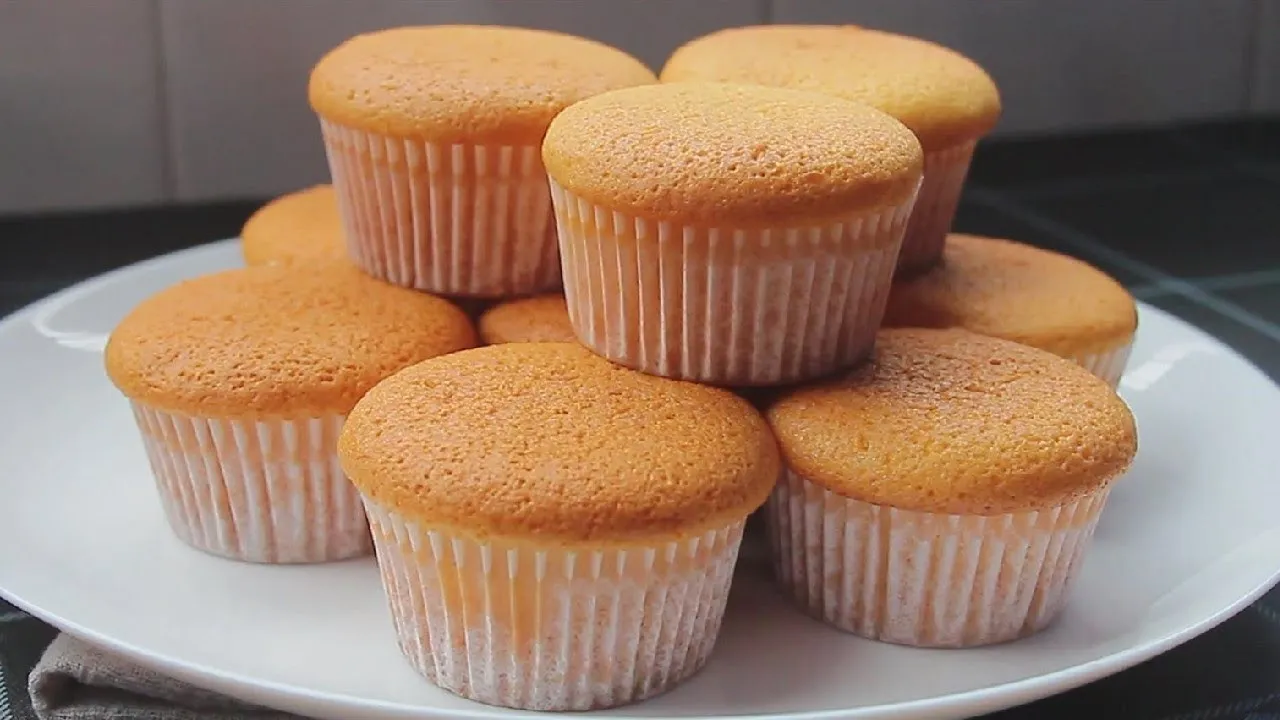 Oil-resistant and non-stick cake cups Easy to take off the cake Beautiful printing cake cups