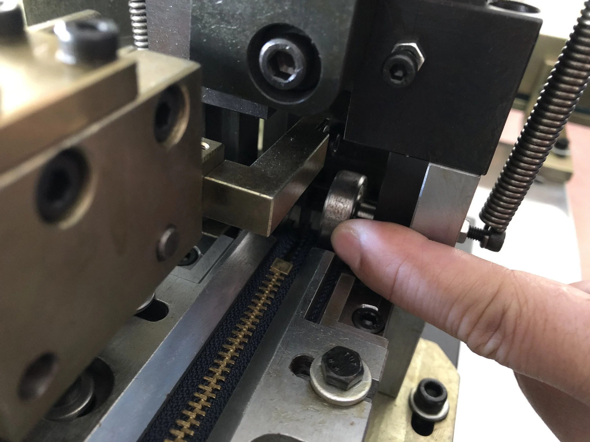 Automatic air-operated zig-zag cutting machine for closed-end zipper