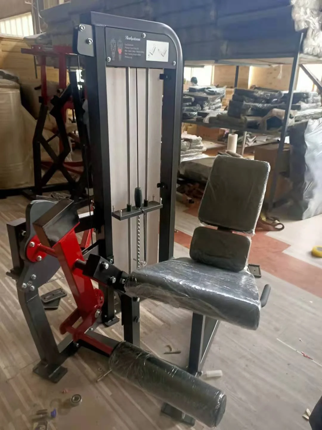 Commercial professional multifunctional fitness equipment with Leg Extension for gym.