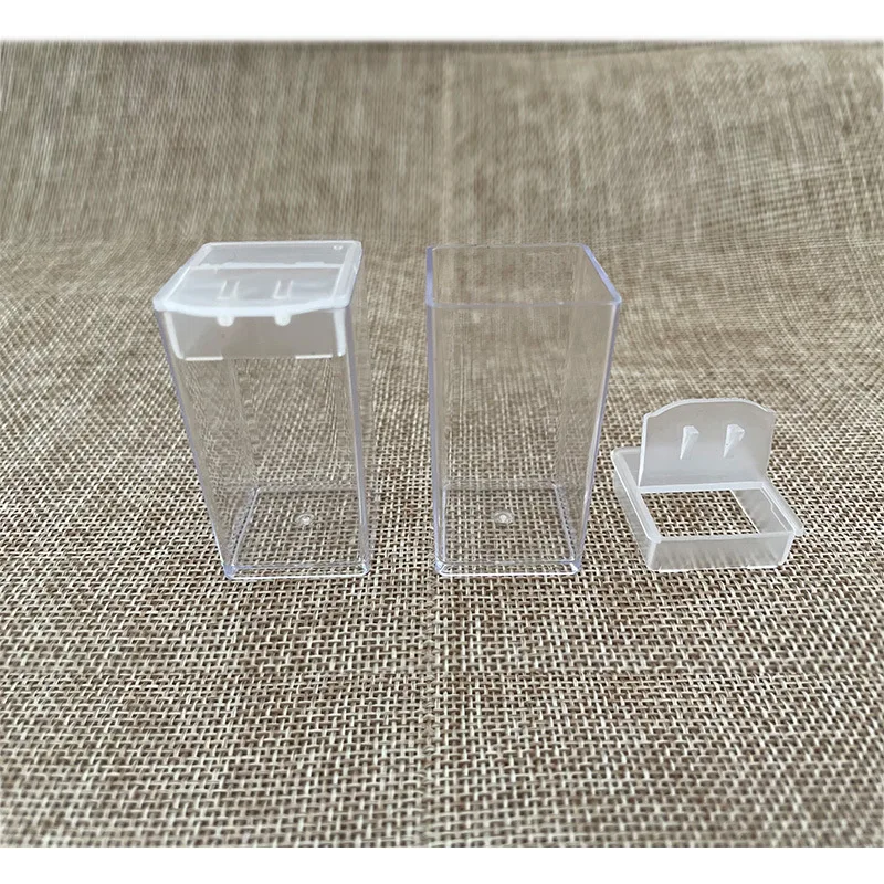 Маленькая прозрачная пластиковая коробка для украшений