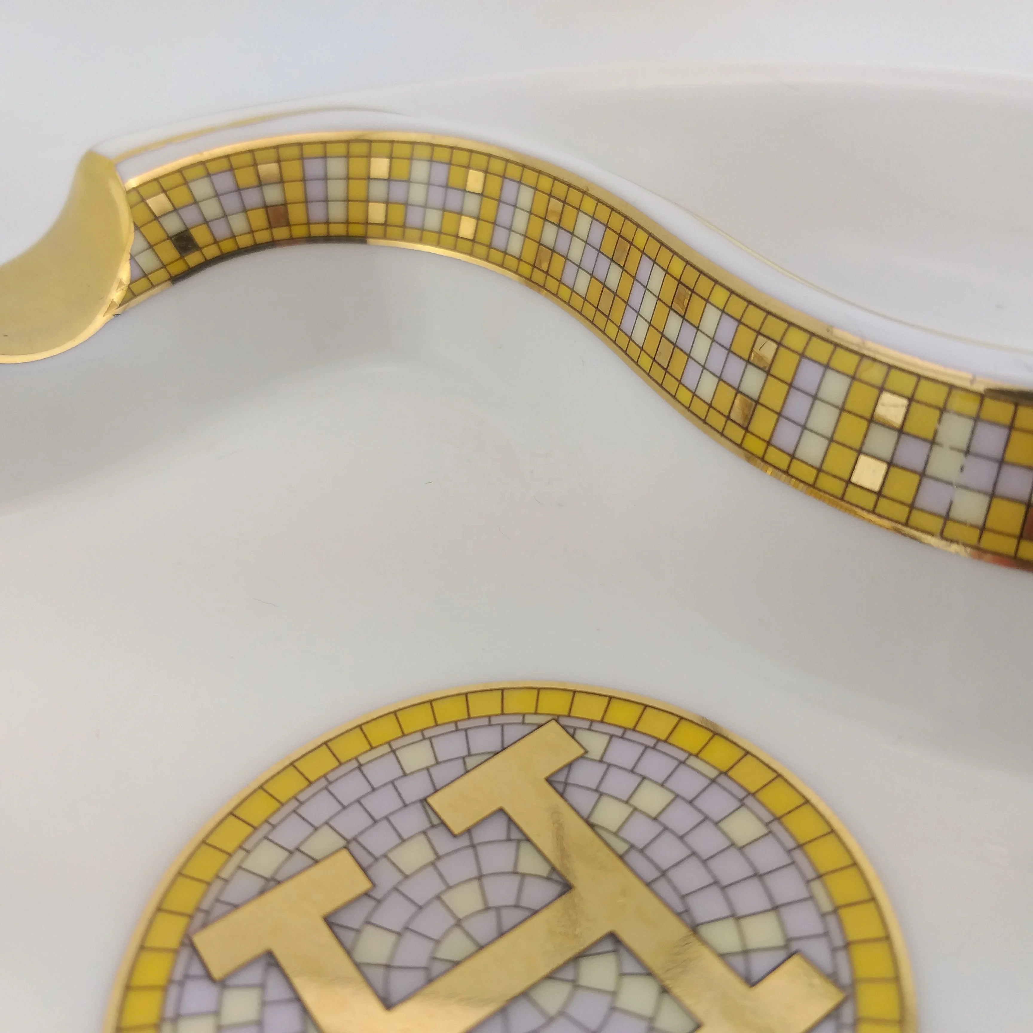 Best selling nice design unique round custom ceramic cigar ashtray with custom logo with golden rest