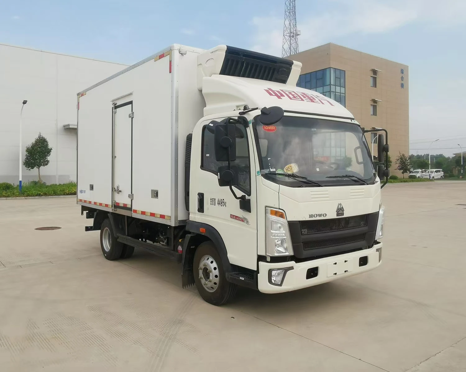 Заводская цена небольшой холодильник HOWO 5T фургон новинка 4 х2 ручной автоматический дизельный бензин холодильная коробка для холодильной камеры Euro 5
