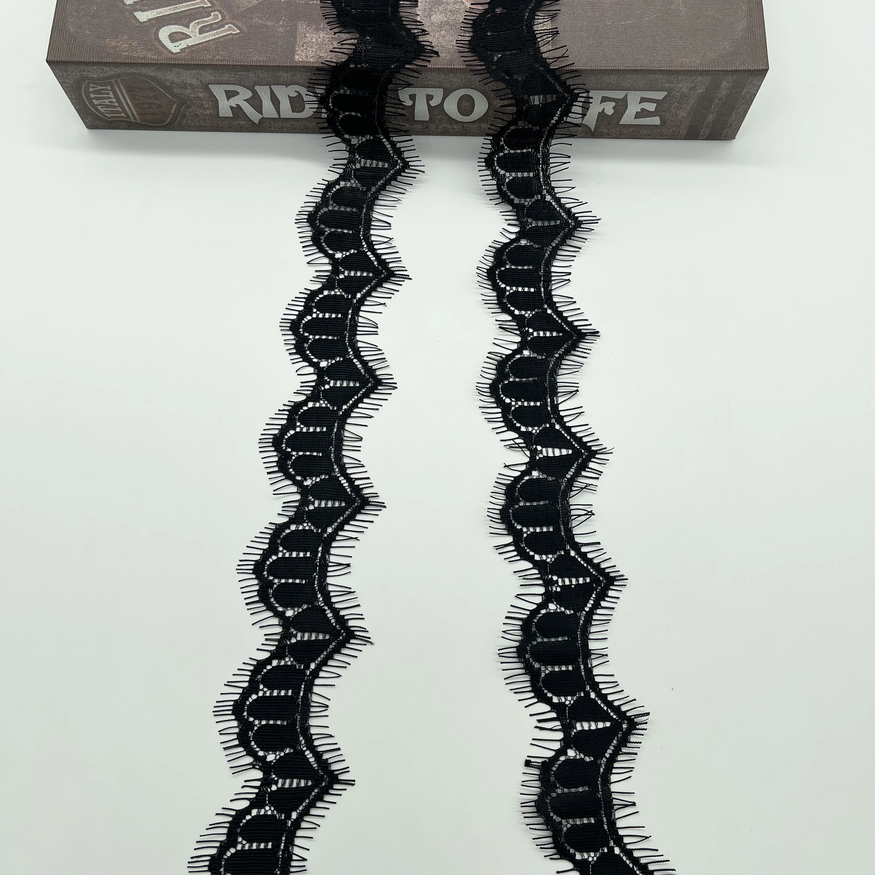 Оптовая продажа текстильных французских кружевных ресниц Шантильи кораллового цвета