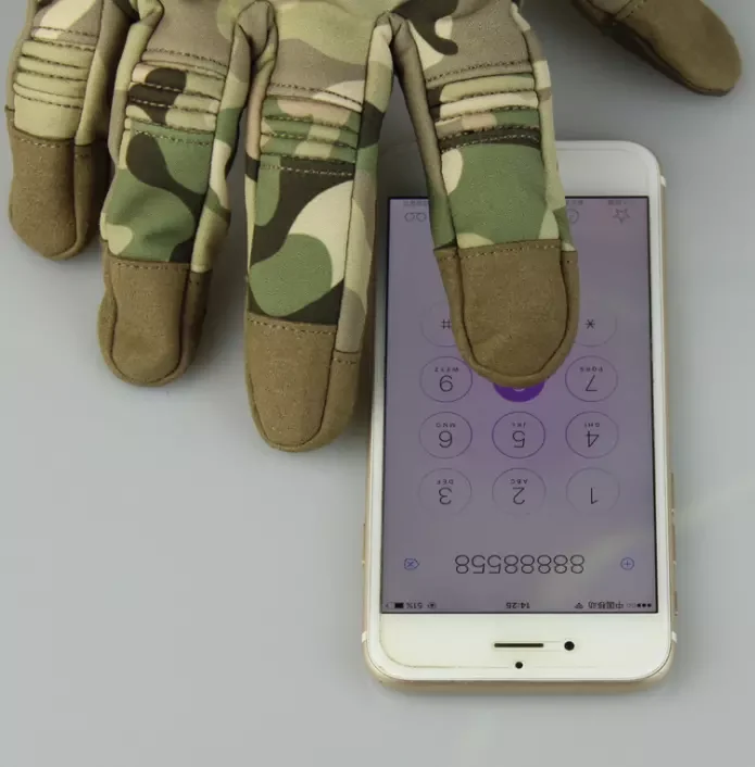 The factory has a daily output of over 6,000 cheap cold-resistant green tactical equipment.