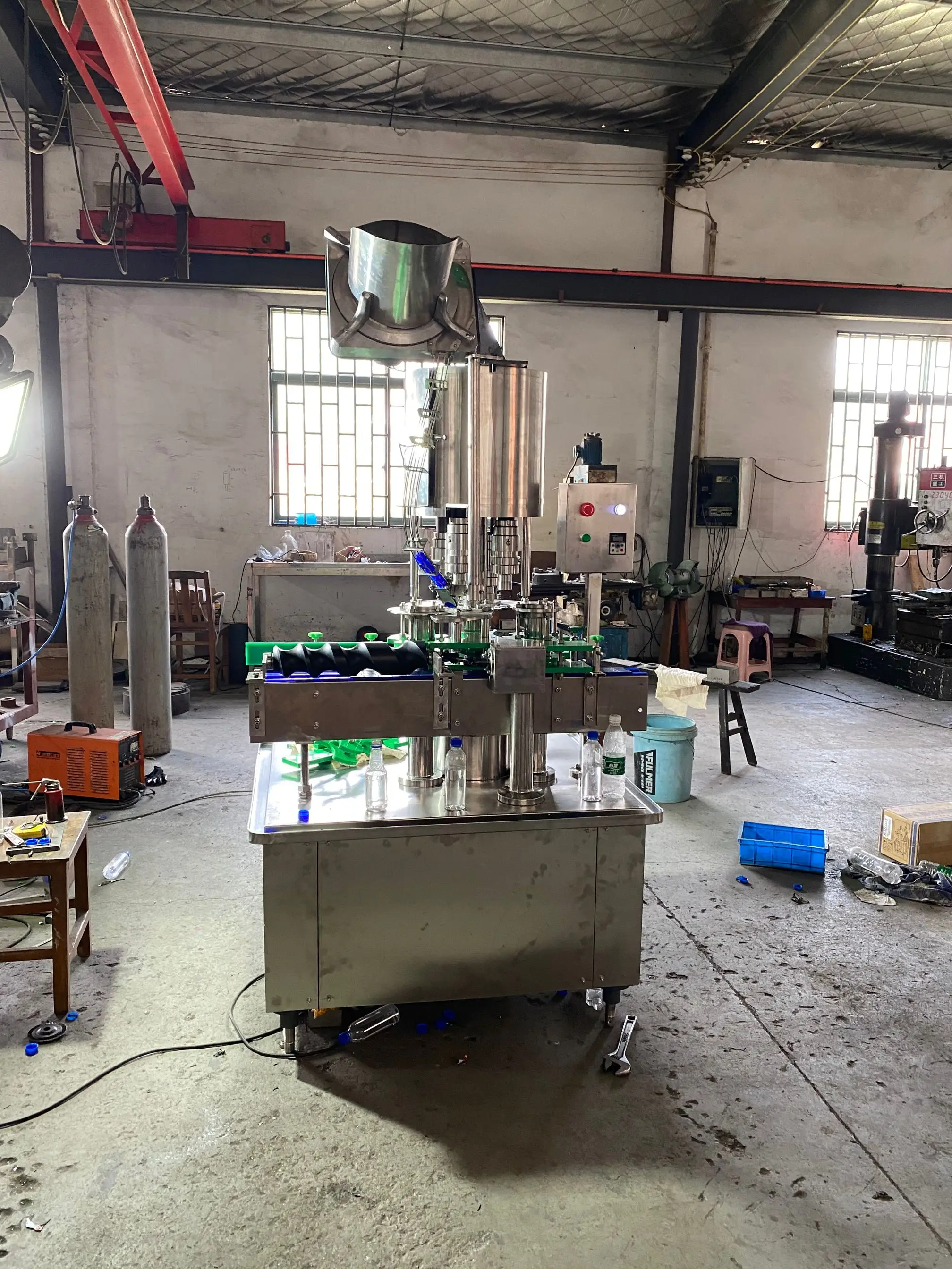 Китайская фабрика производит автоматическую машину для пластиковых бутылок с винтовой крышкой