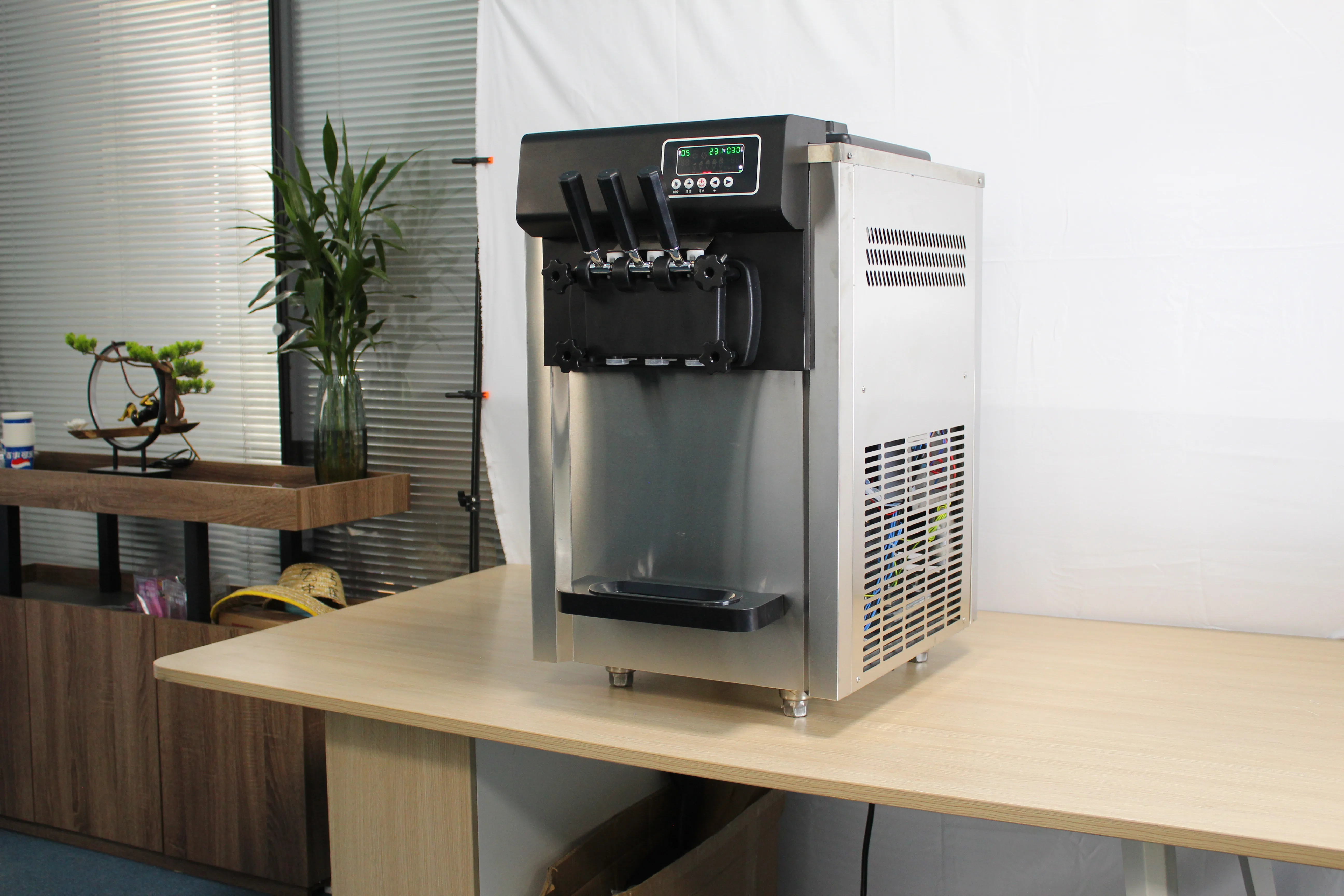 BQC-2200 ICE CREAM MACHINE for sale commercial machine with airpump