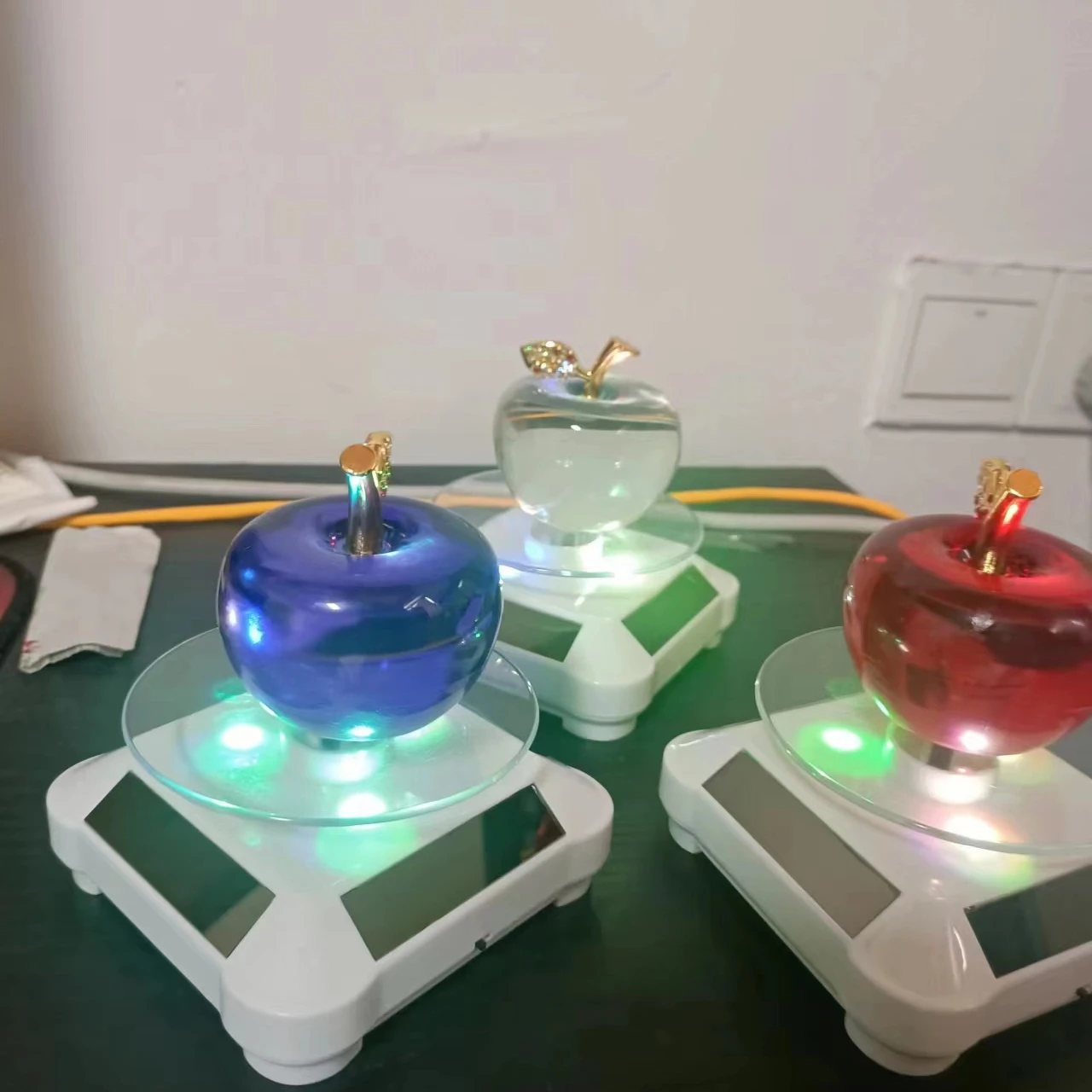 Crystal Apple with Luminous Electronic Disk Home Decoration Holiday Gift Party Decoration Crystal Crafts