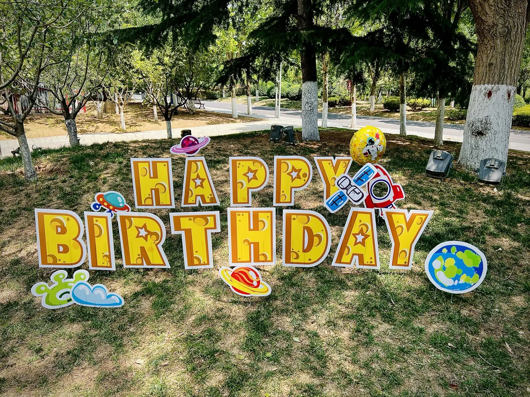 Индивидуальная наружная Водонепроницаемая гофрированная вывеска для газона цифровая печать с письмами на день рождения колом