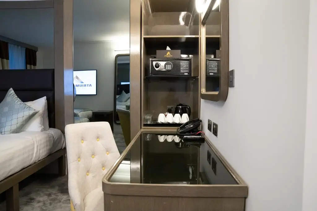 CREATION England Hotel Project Five Star  Atrium Hotel Heathrow Natural Wood Veneer Hotel Room Furniture Set