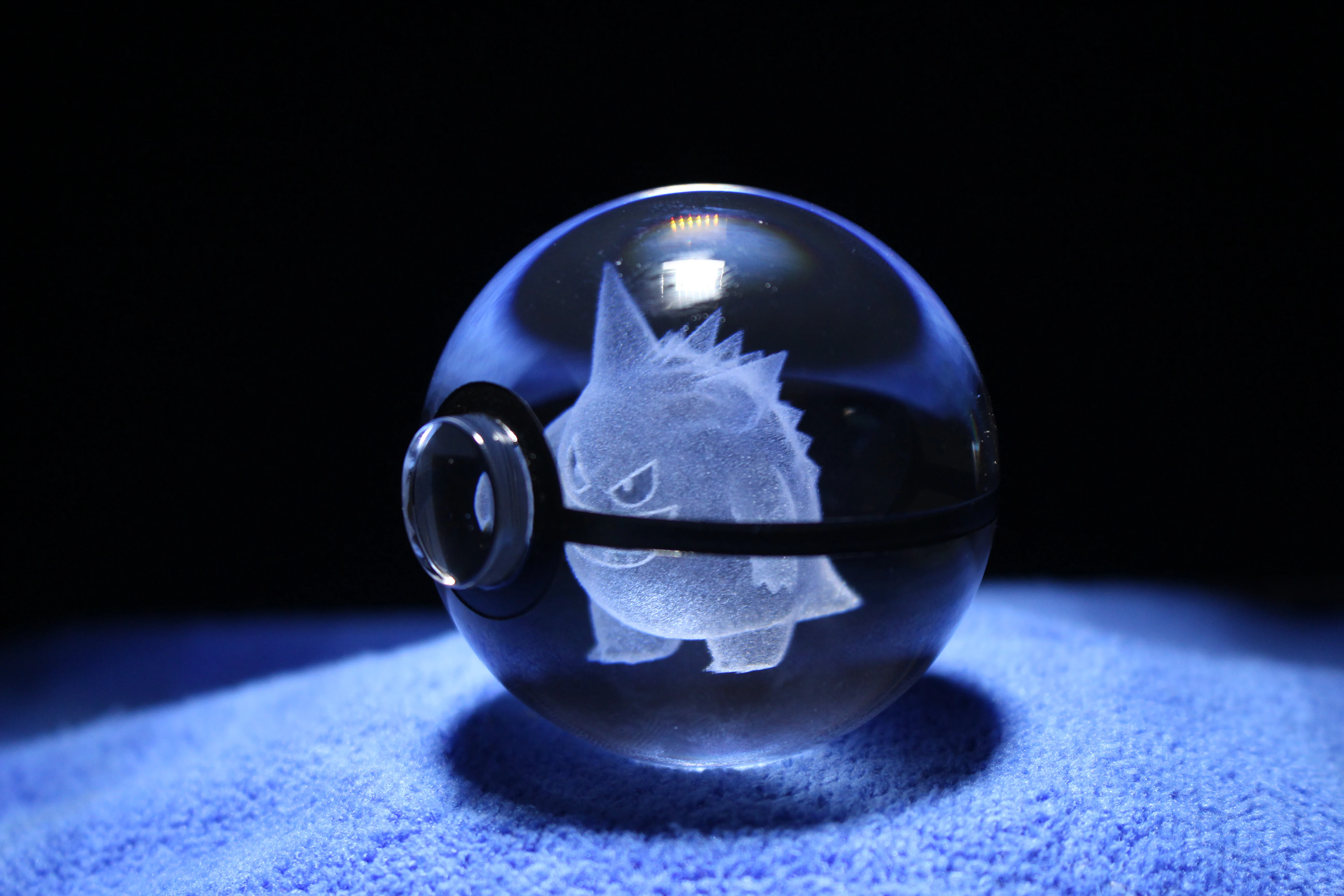 Drop-shipping Crystal 3D Engraving Pokemon Ball With LED Base For Souvenirs Gifts