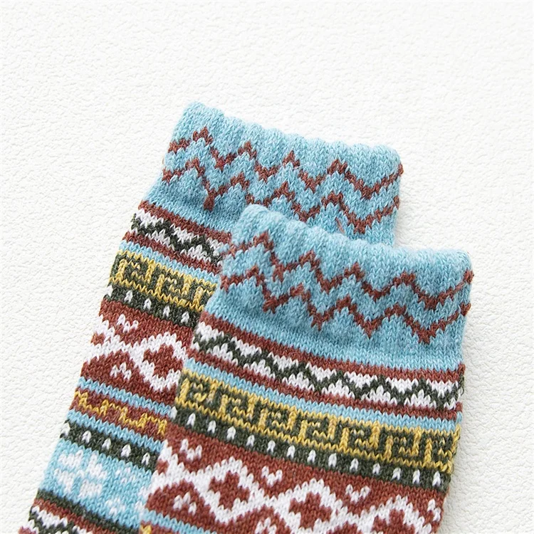 
2019 Hot Sale Vivid Color Fashion European And American Fashion Christmas Thick Crew Socks For Men 