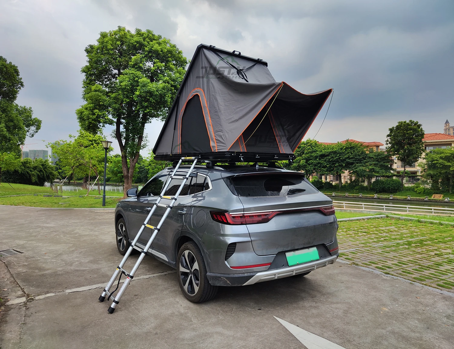 Off Road car Pick Up truck 4x4 camping   hard shell triangle Roof Top Tent Camper For Car Roof Top Tent