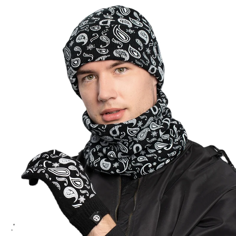 Вязаная шапка с принтом