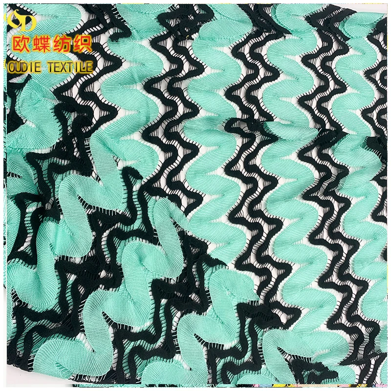 The manufacturer directly provides polyester yarn dyed blended polyester bright silk mesh knitted clothing fabric